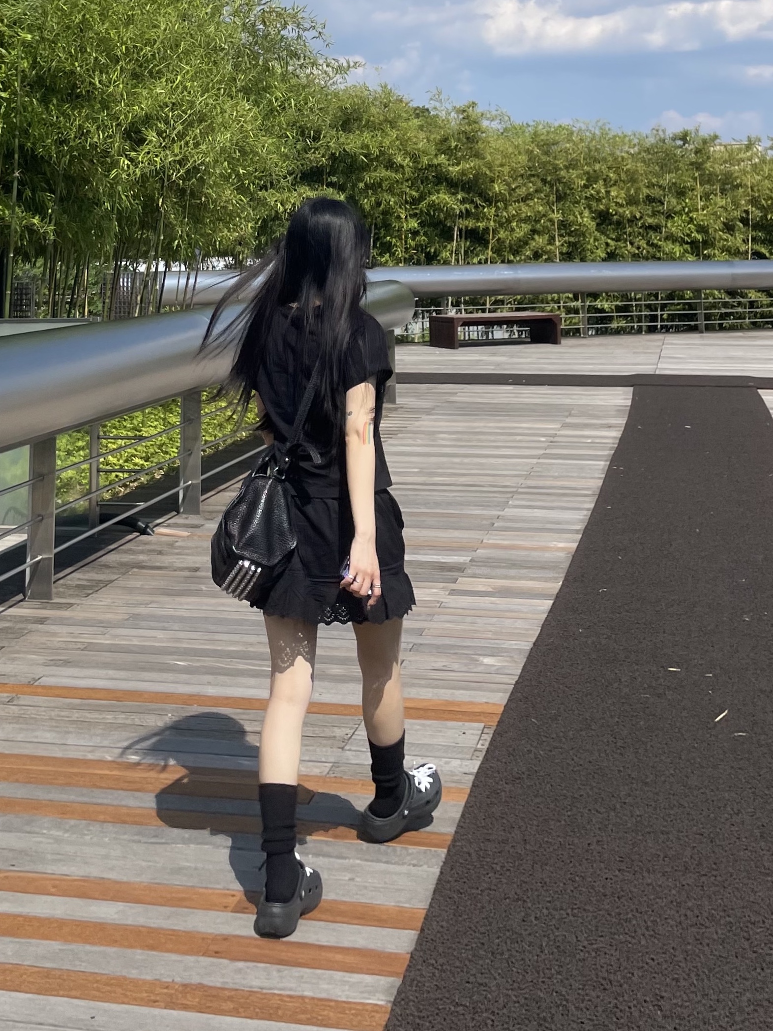(W) Crocs Classic Platform Clog Black 착용 스타일 - 1