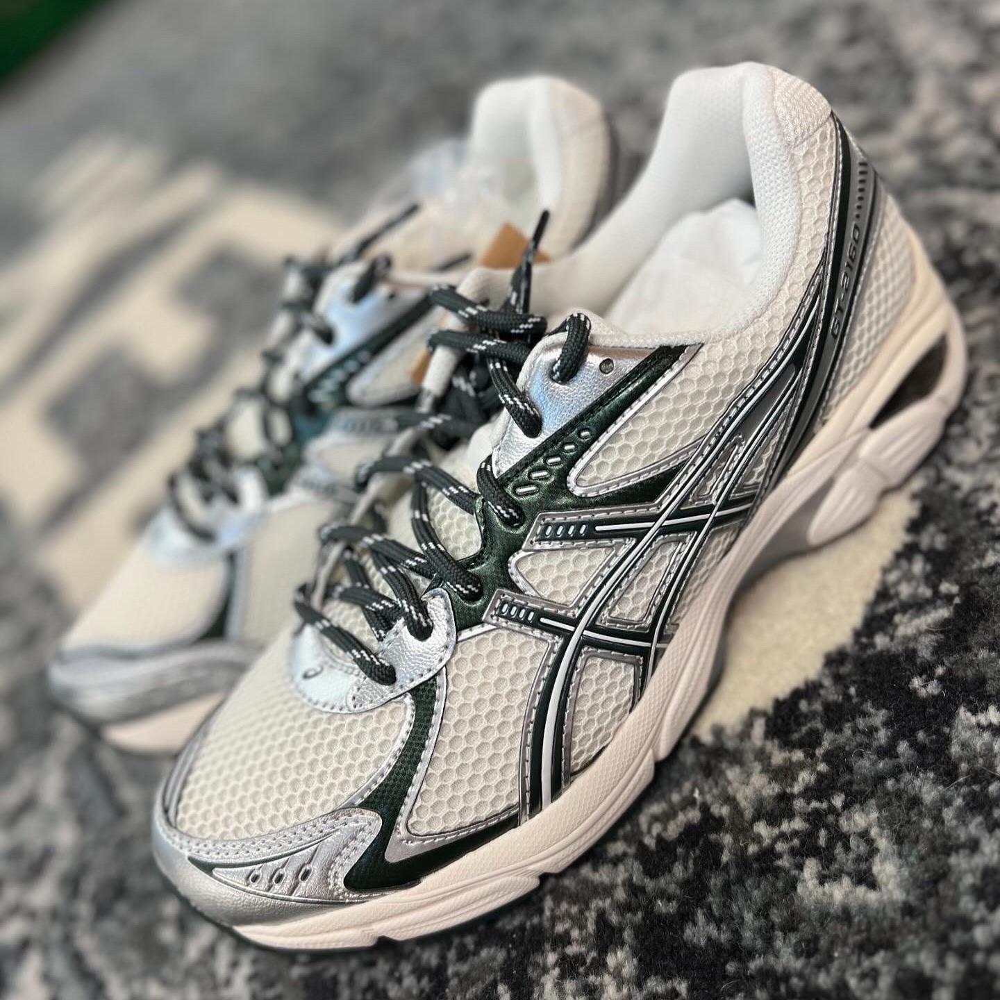Asics x Kith GT-2160 Cream Scarab 착용 스타일