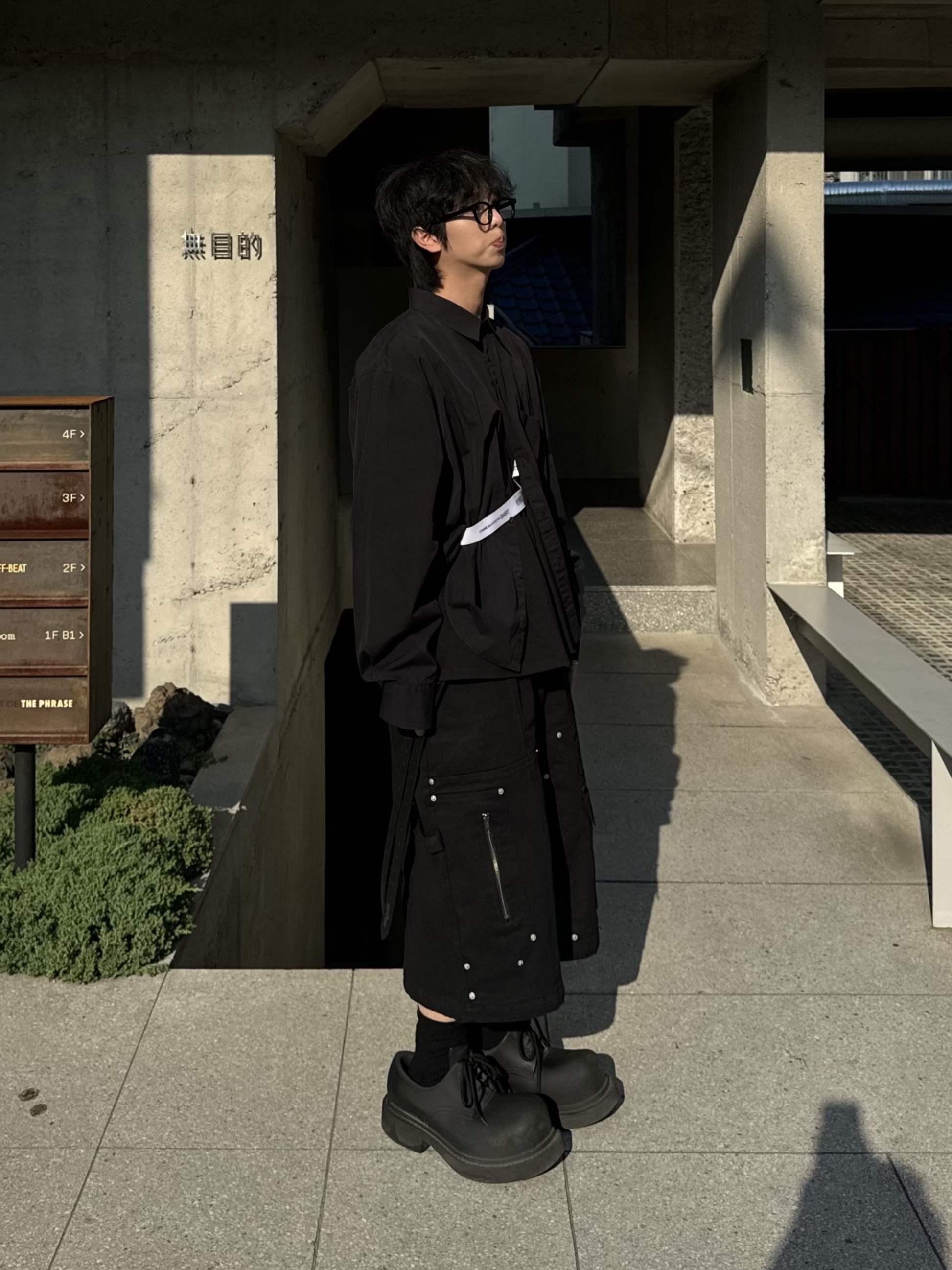 Nos Couleurs x Koin Rivet Carpenter Shorts Black, Balenciaga Steroid Derby Black 착용 스타일 - 3
