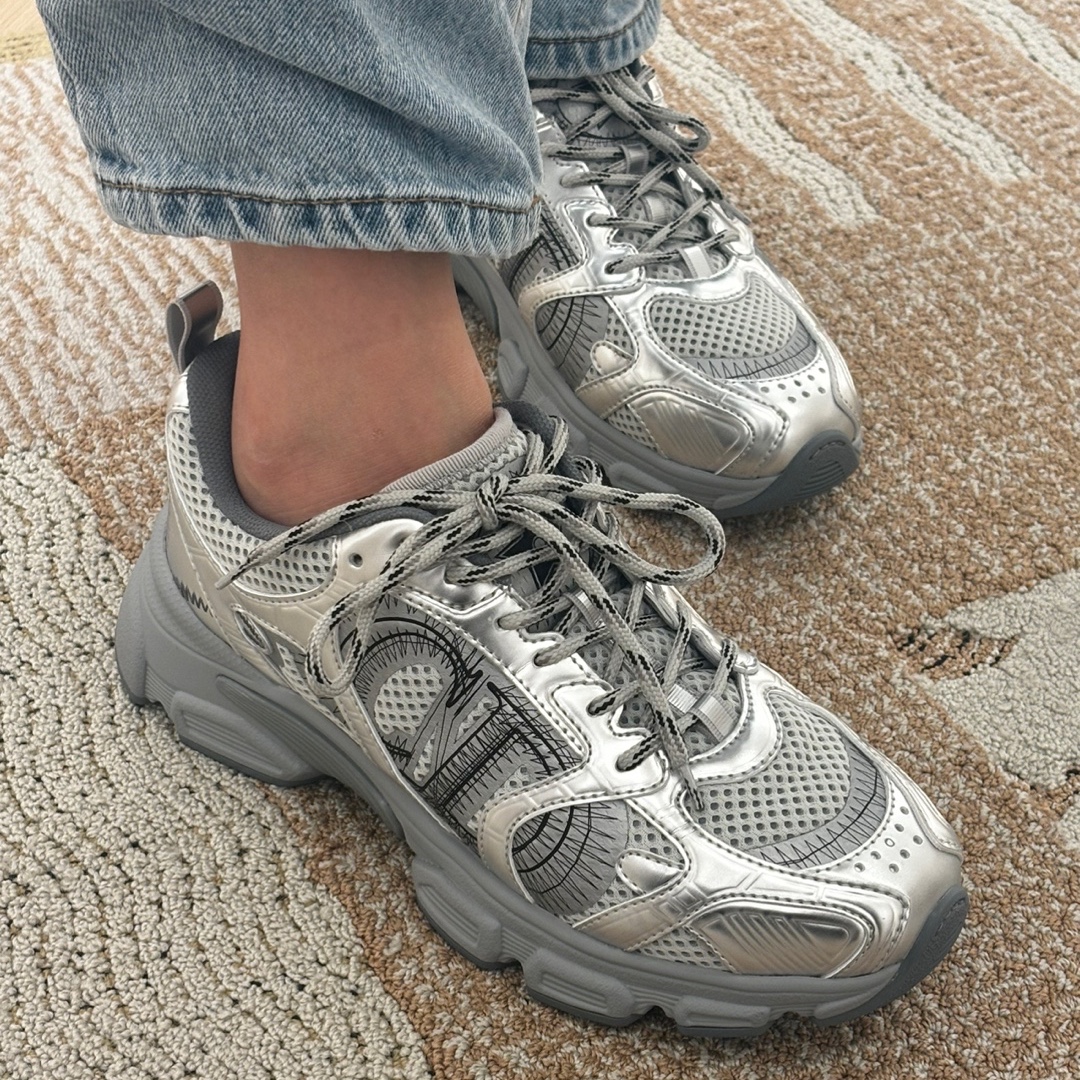 (W) Dior Chrono Sneakers Mesh Laminated Leather Gray Silver 착용 스타일