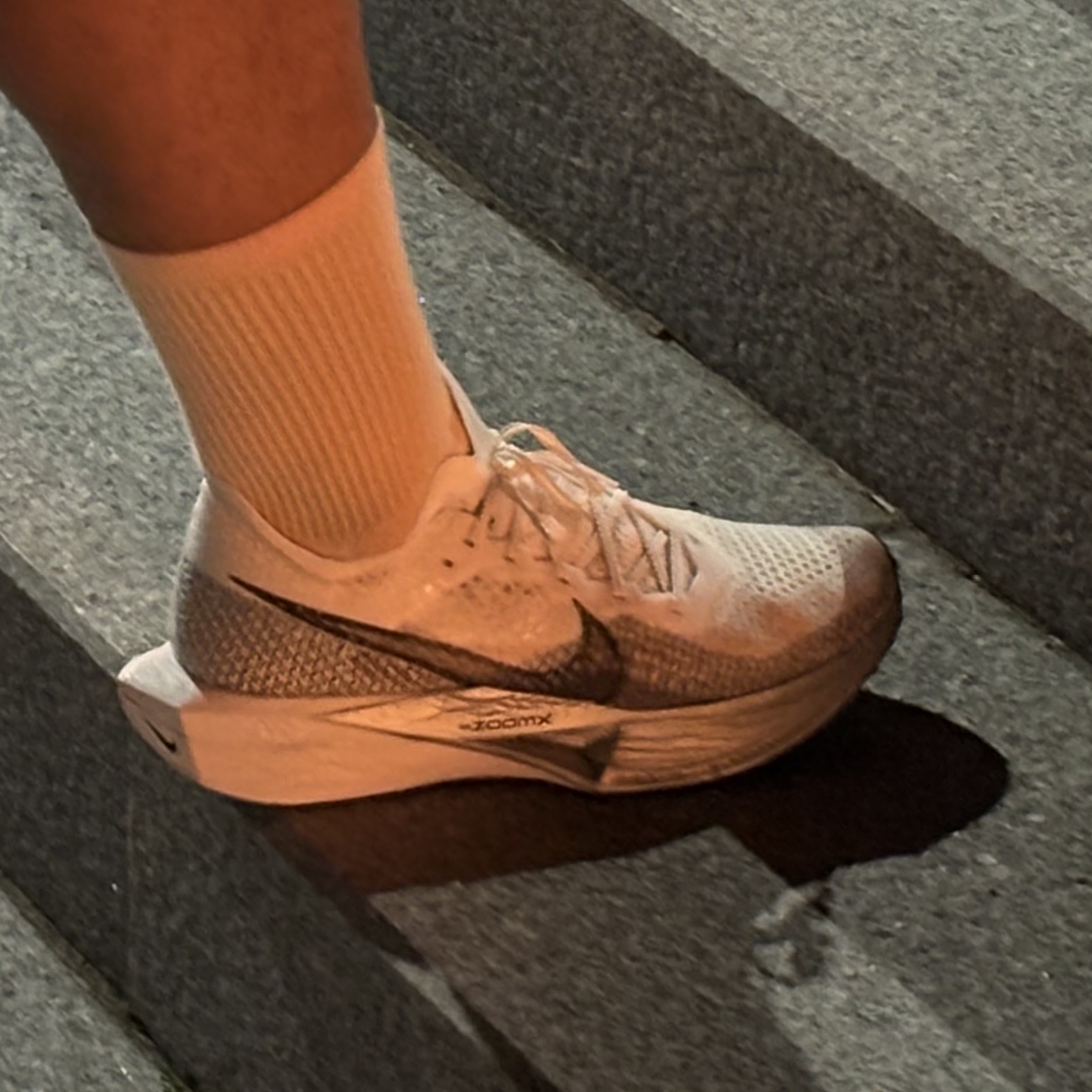 Nike ZoomX Vaporfly Next% 3 White Grey 착용 스타일 - 1