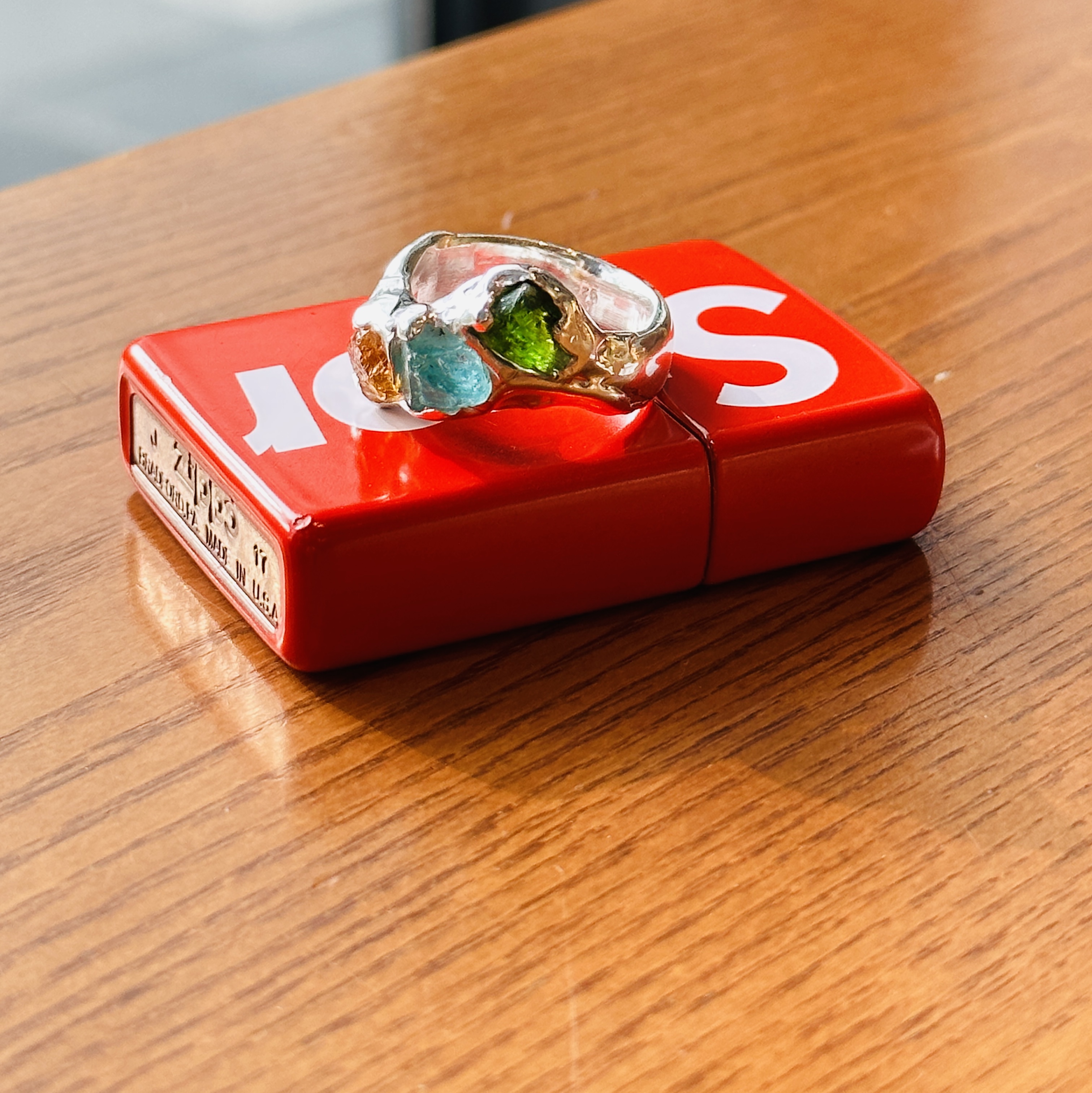 Supreme Logo Zippo Red 착용 스타일
