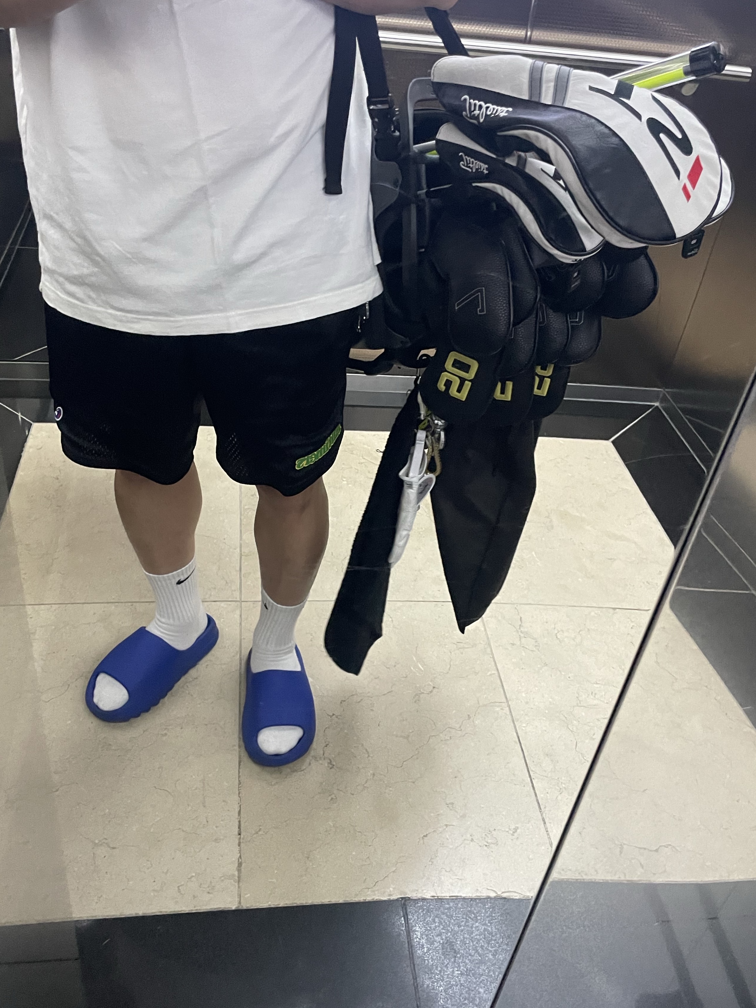 Adidas Yeezy Slide Azure, Nike Air Max 90 G White Black 착용 스타일 - 1