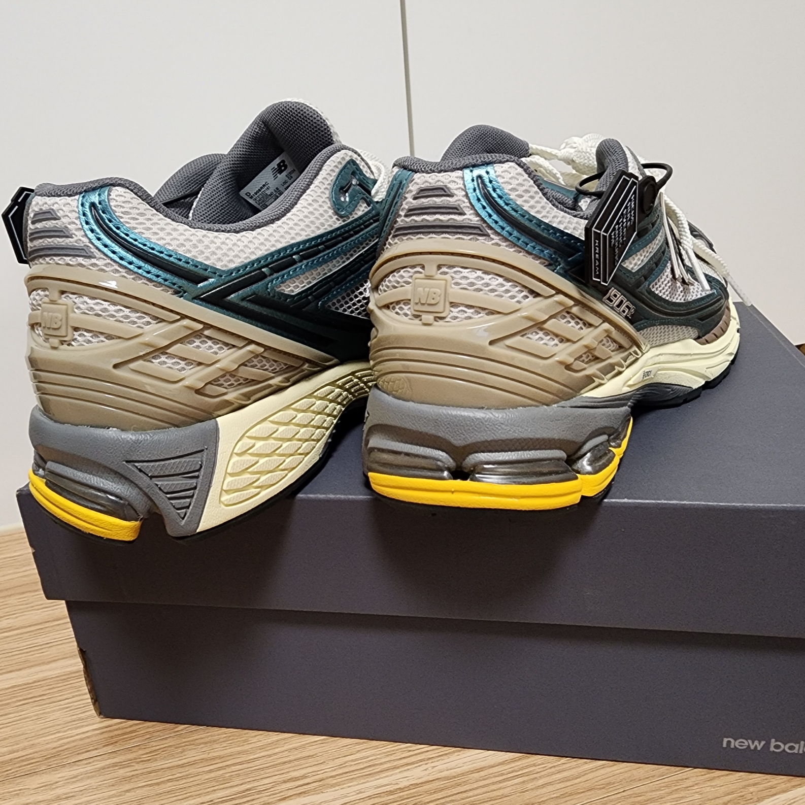 New Balance 1906R Metallic Teal 착용 스타일 - 2