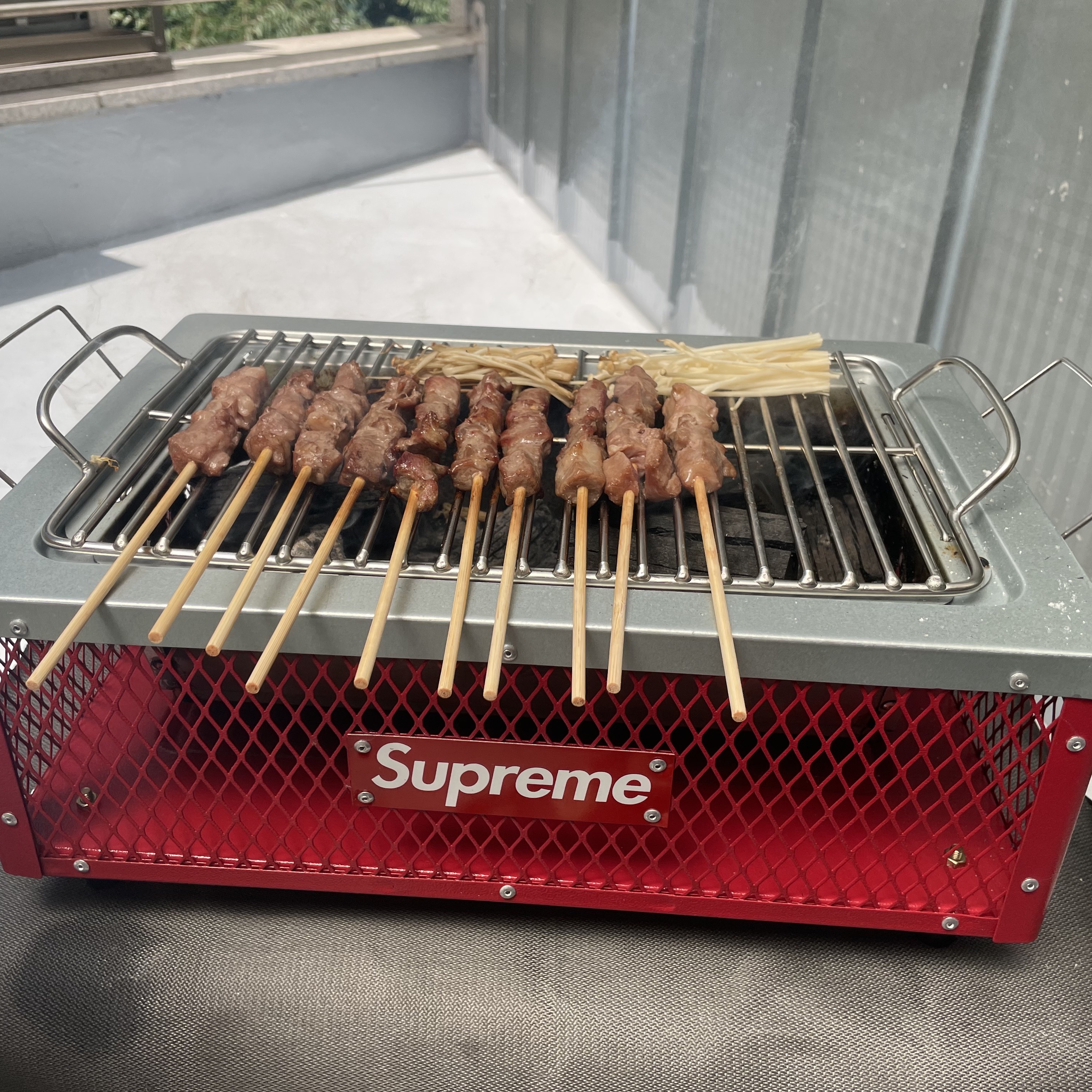 Supreme x Coleman Charcoal Grill Red - 23SS 착용 스타일 - 2