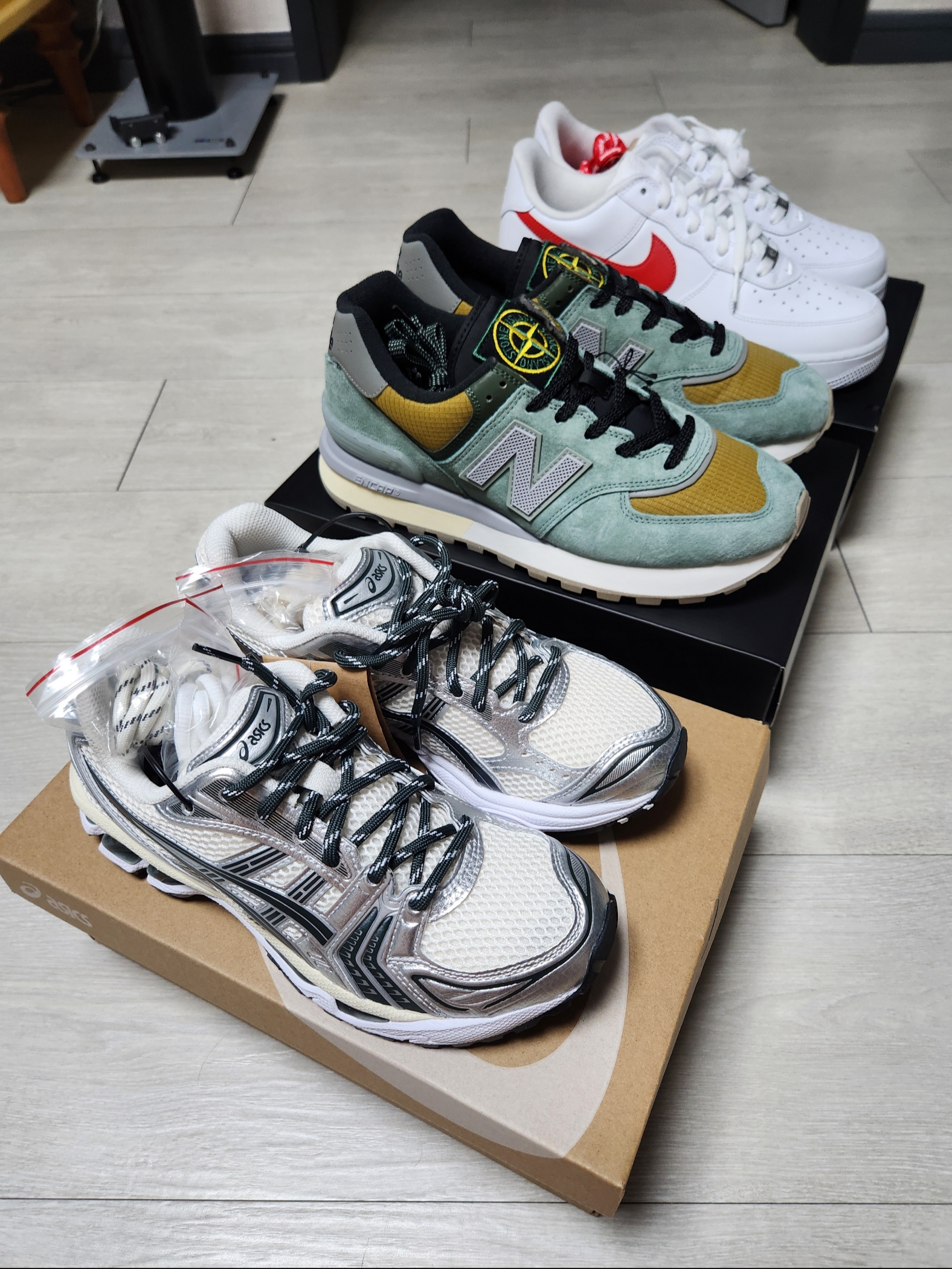 Asics x Kith Gel-Kayano 14 Cream Scarab, New Balance x Stone Island 574 Legacy Light Green 착용 스타일 - 1