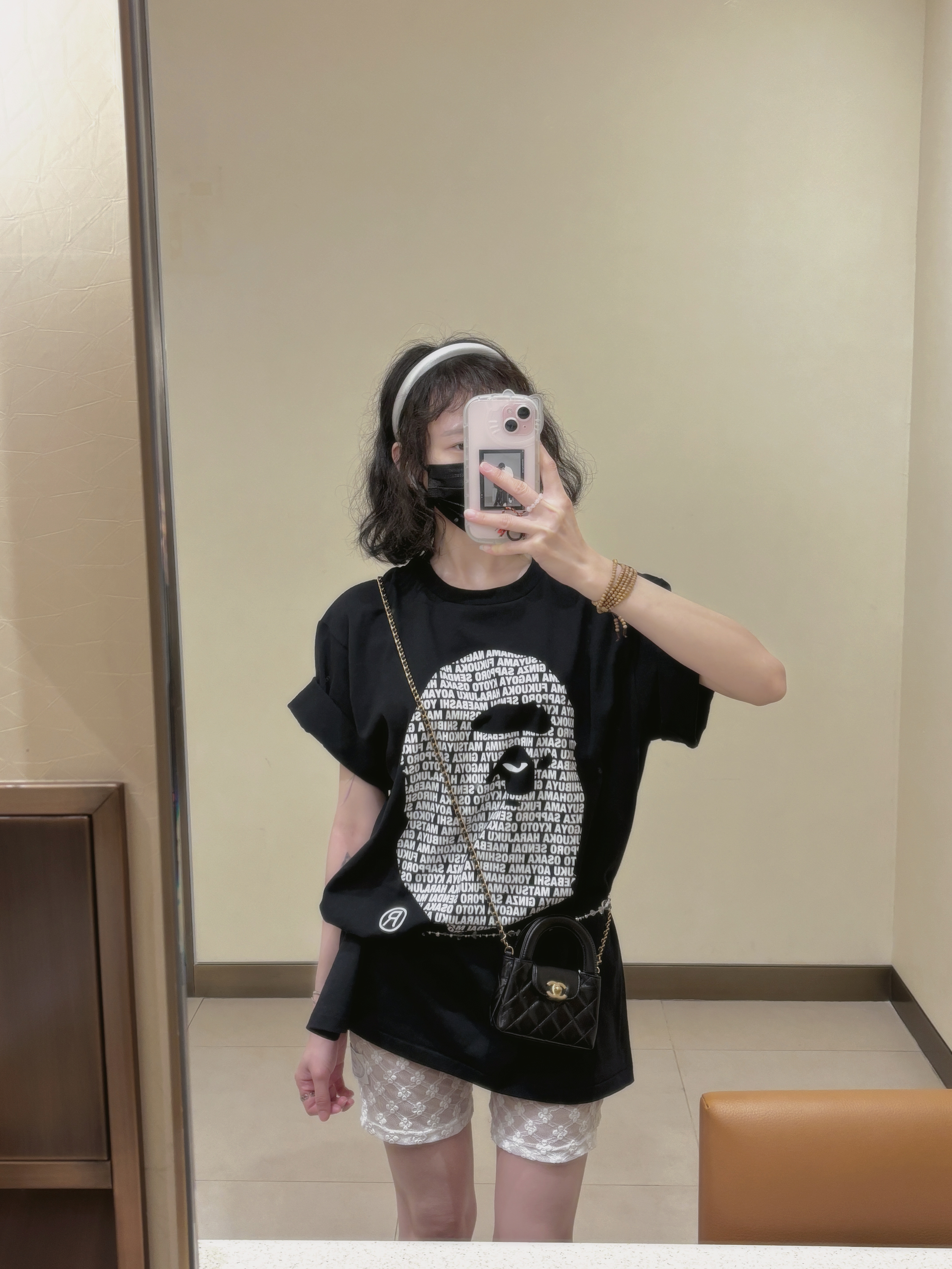 BAPE Japan Ape Head T-Shirt Black, Chanel Classic Clutch with Chain Shiny Aged Calfskin & Gold Black 착용 스타일 - 1