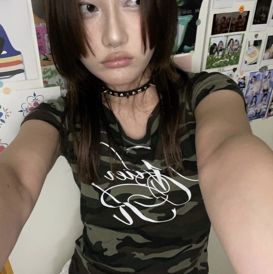 NIIER NOR Lace Off Shoulder Crop Top Camo, NIIER NOR Lace Off Shoulder Crop Top Black 착용 스타일