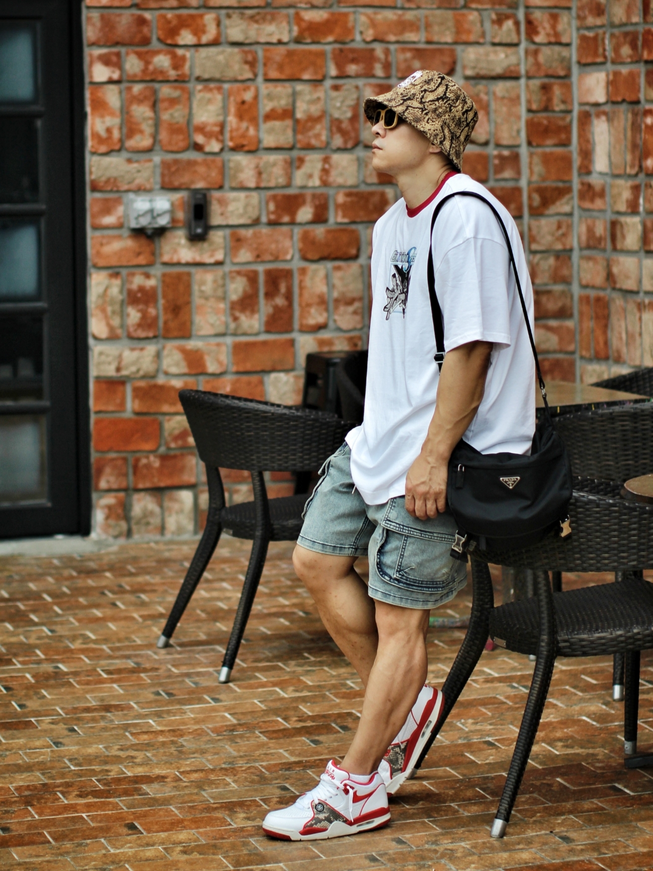 Stussy Stock Lock Deep Bucket Hat Brown, Levi's x Gundam Seed Boxy T-Shirt Starbright White 착용 스타일 - 1