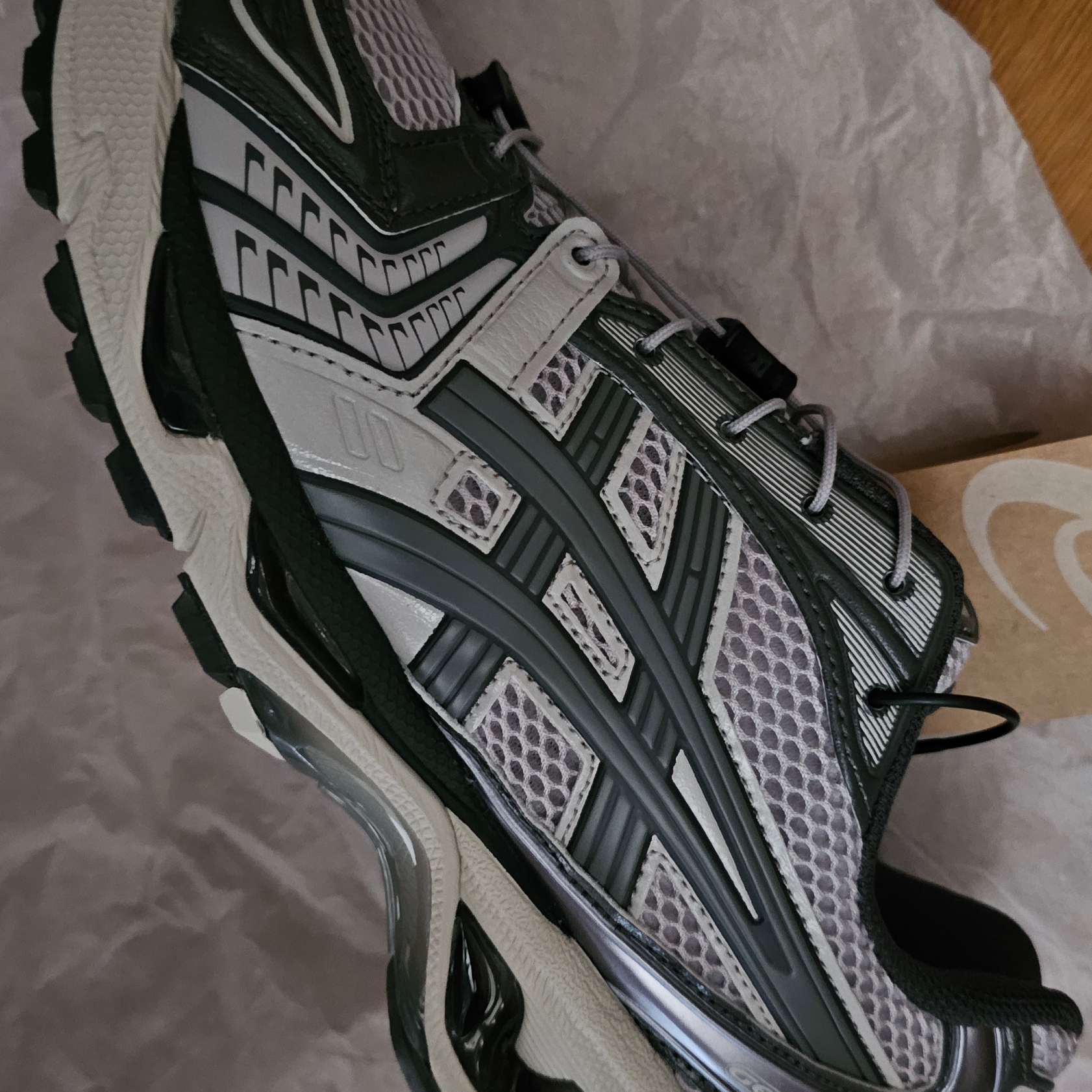 Asics Unlimited Gel-Kayano 14 Oyster Grey Clay Grey 착용 스타일