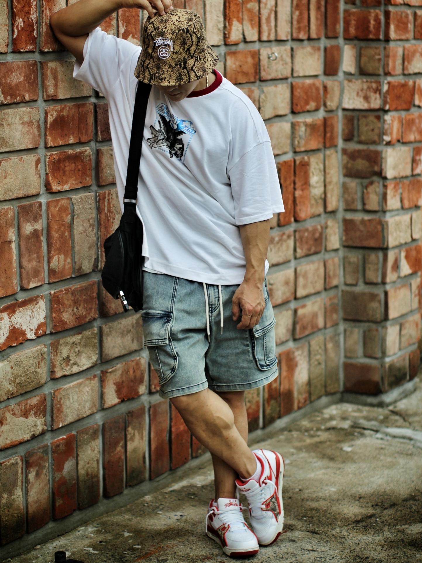 Stussy Stock Lock Deep Bucket Hat Brown, Levi's x Gundam Seed Boxy T-Shirt Starbright White 착용 스타일 - 3