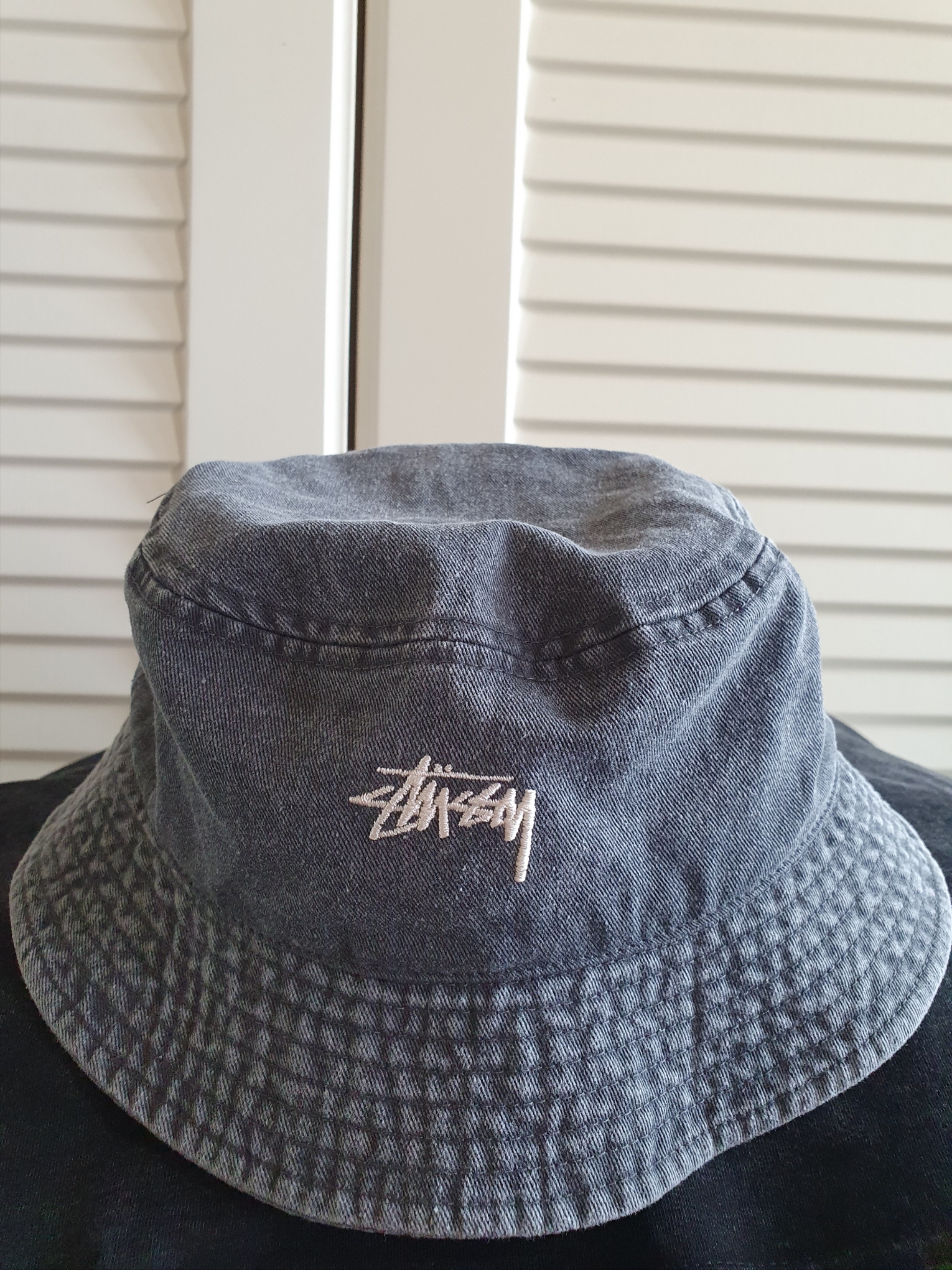 Stussy Washed Stock Bucket Hat Charcoal 착용 스타일 - 1