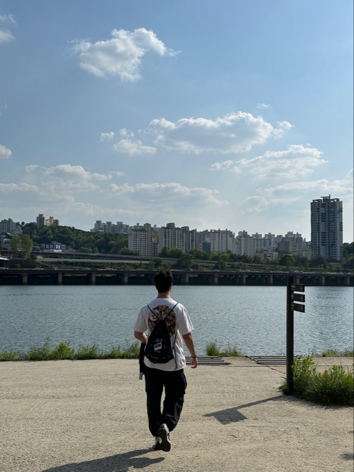 Stussy Plush T-Shirt White, Nike ACG Smith Summit Cargo Pants Black Anthracite - Asia 착용 스타일