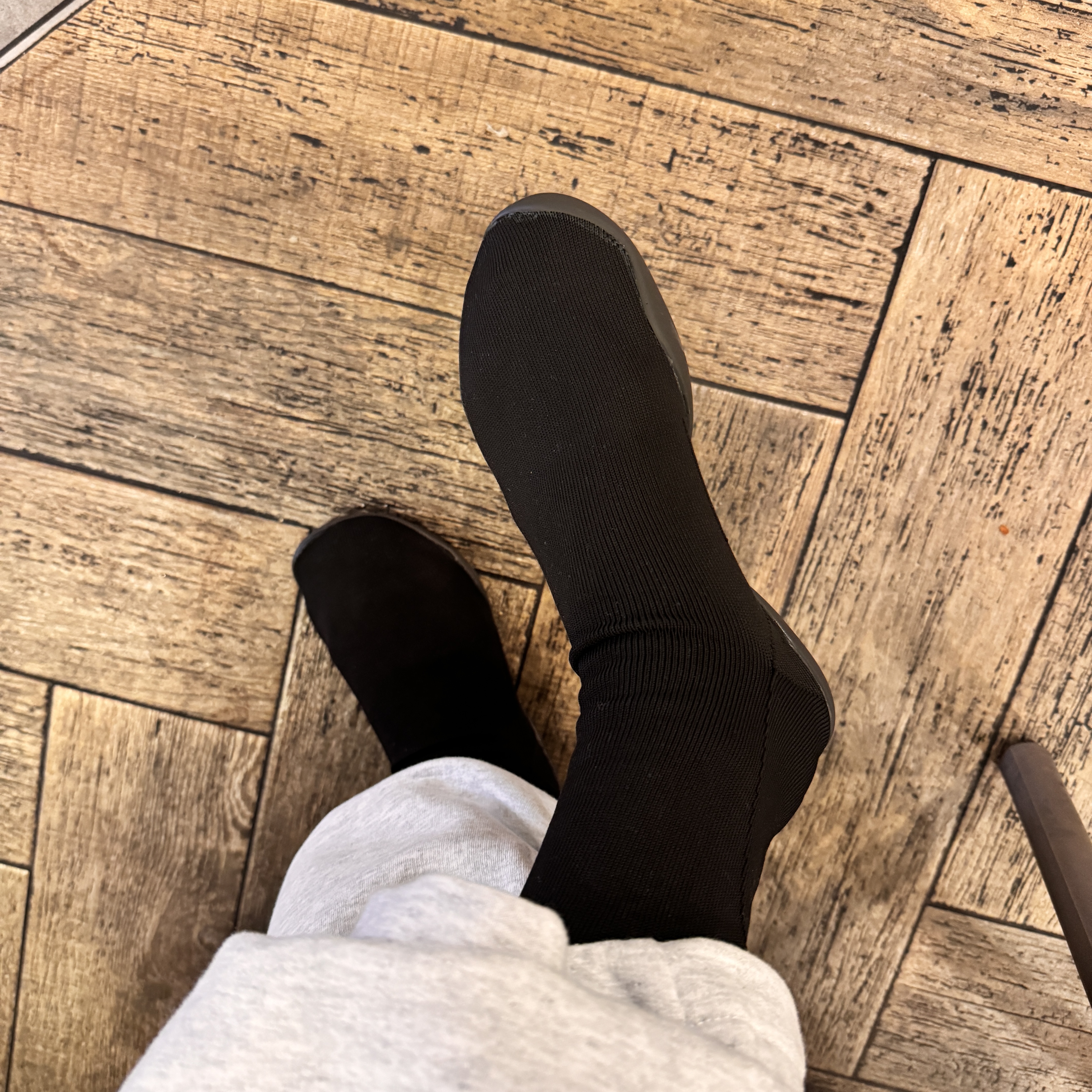 Yeezy YZY Pods Black, Yeezy x Gosha Rubchinskiy YZY Black Dogs Jogger Heather Grey 착용 스타일 - 1