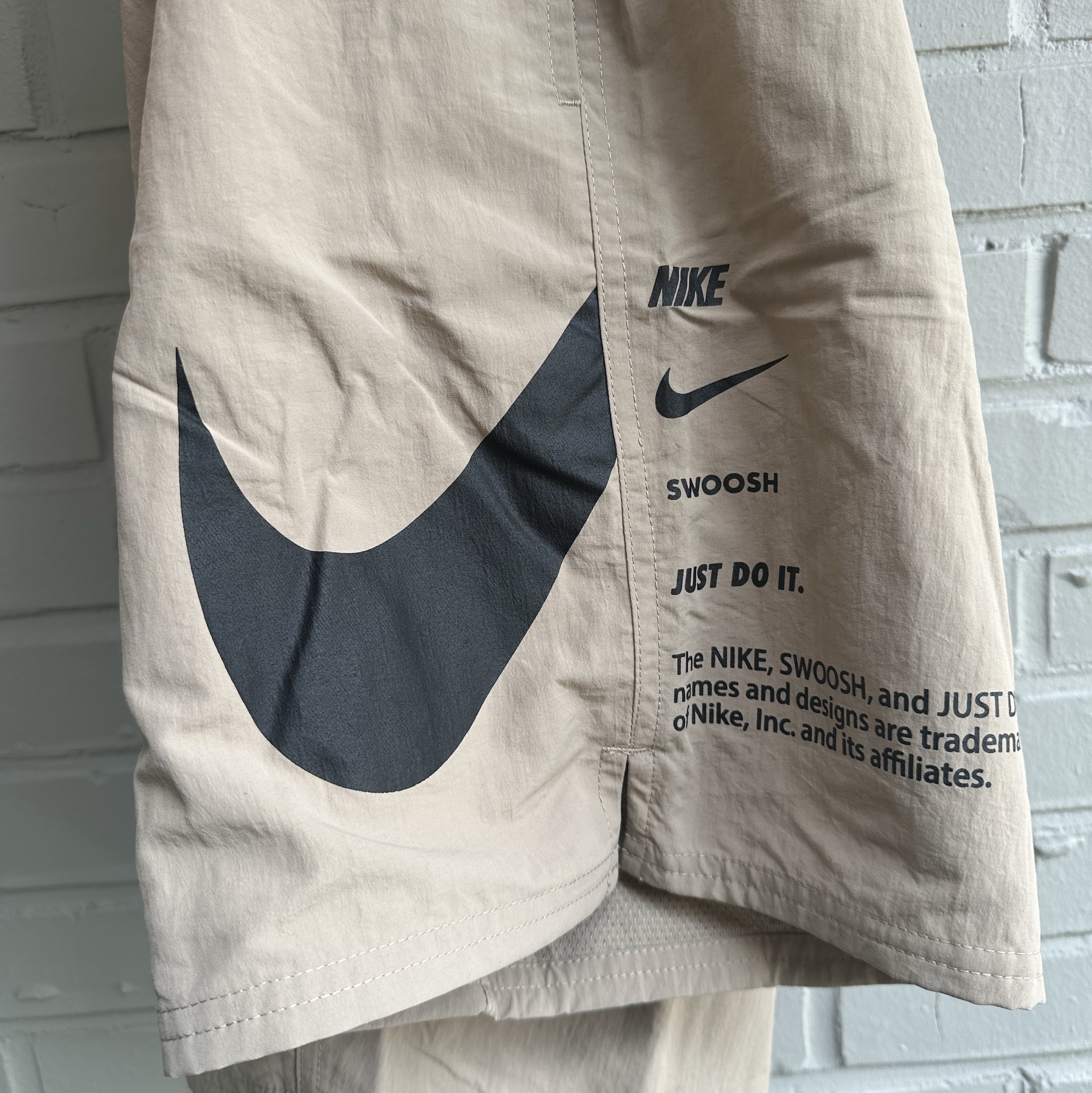 Nike Swim 7 Inch Volley Shorts Khaki 착용 스타일 - 2