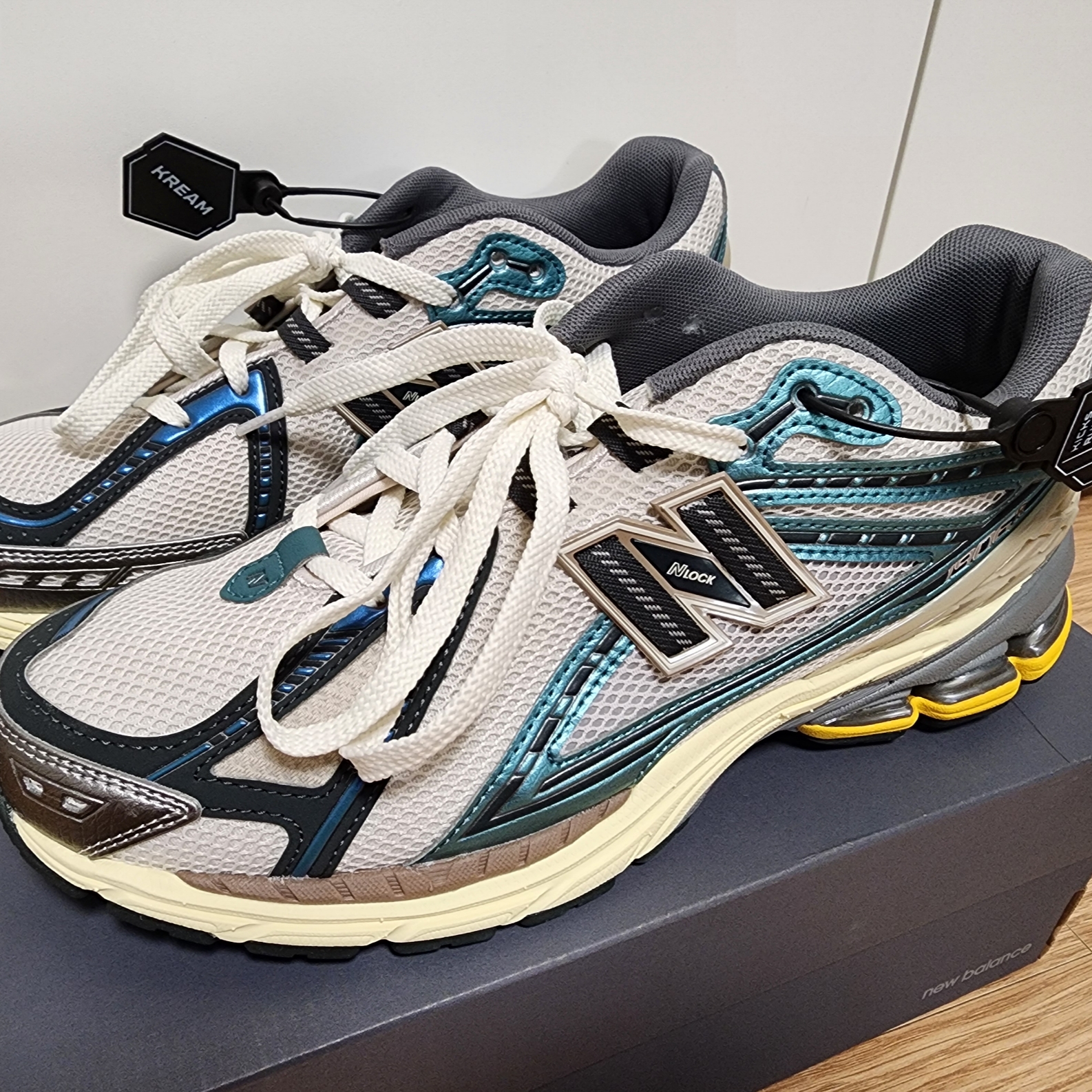 New Balance 1906R Metallic Teal 착용 스타일 - 1