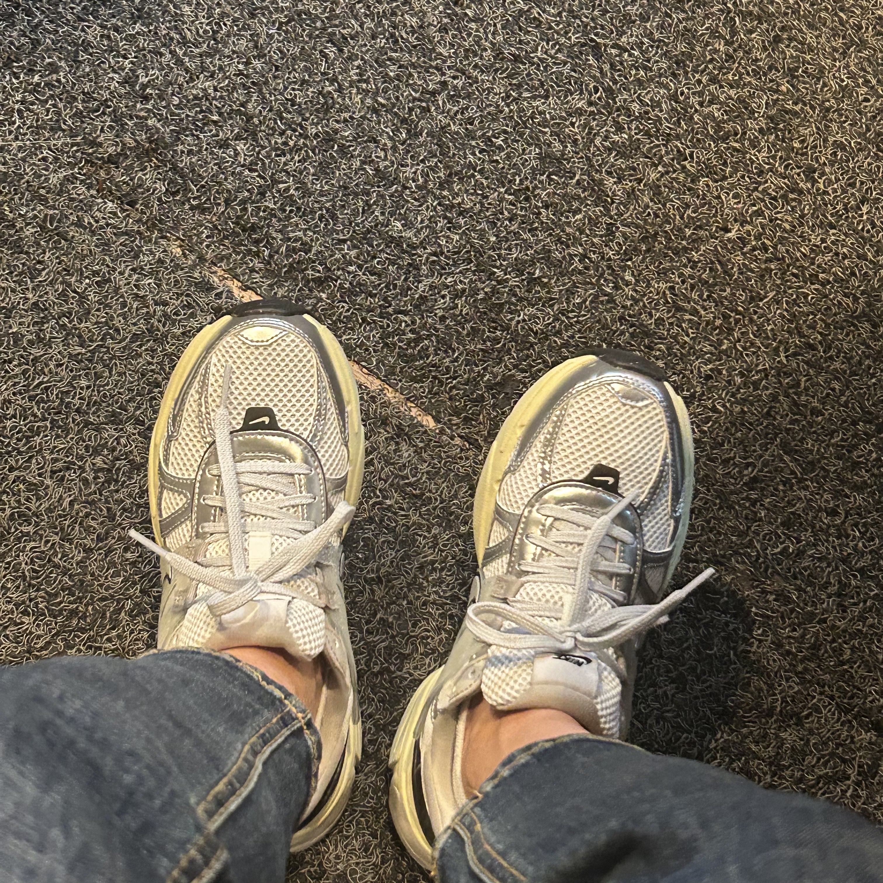 Nike V2K Run Summit White Metallic Silver 착용 스타일 - 2