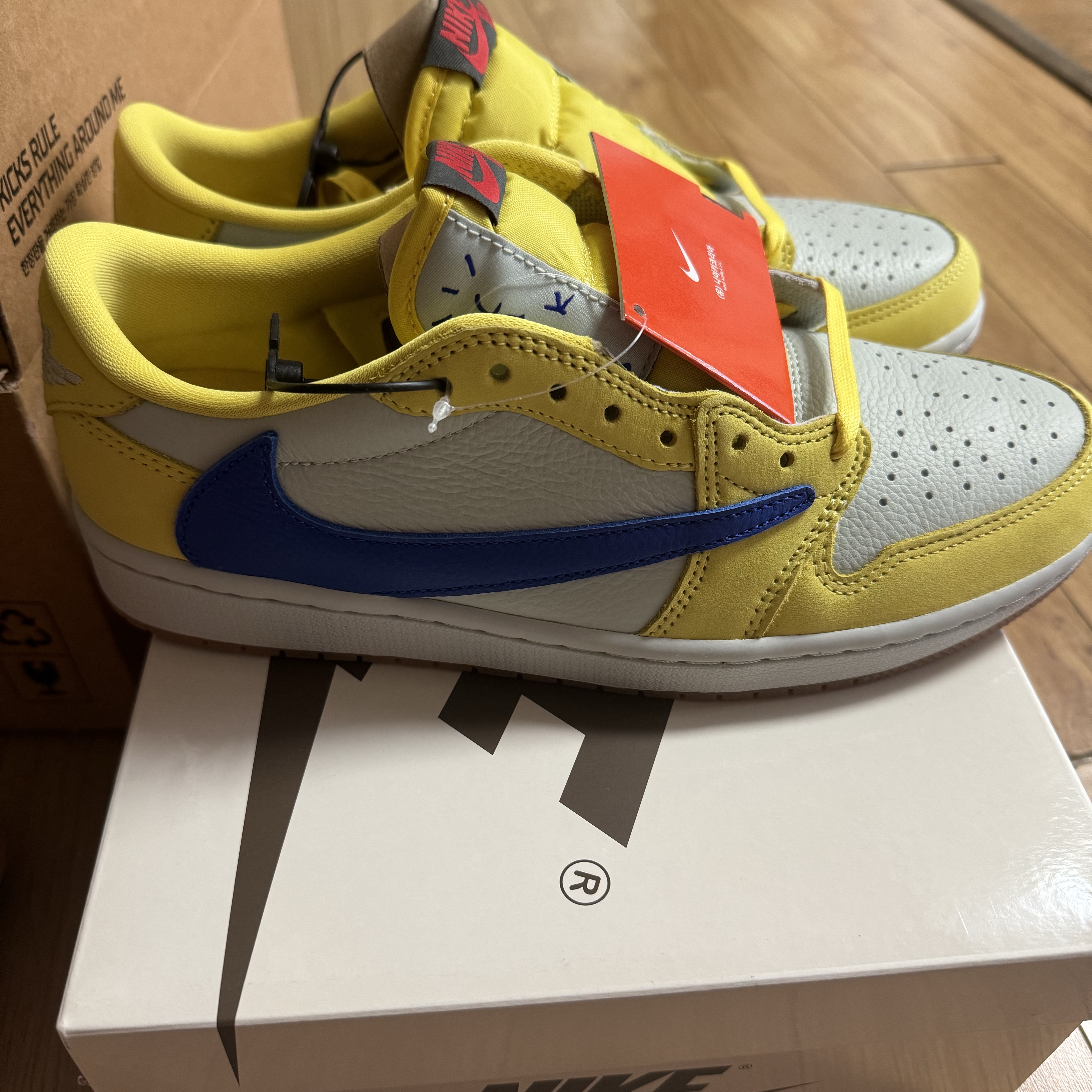 (W) Jordan 1 x Travis Scott Retro Low OG SP Canary 착용 스타일 - 1
