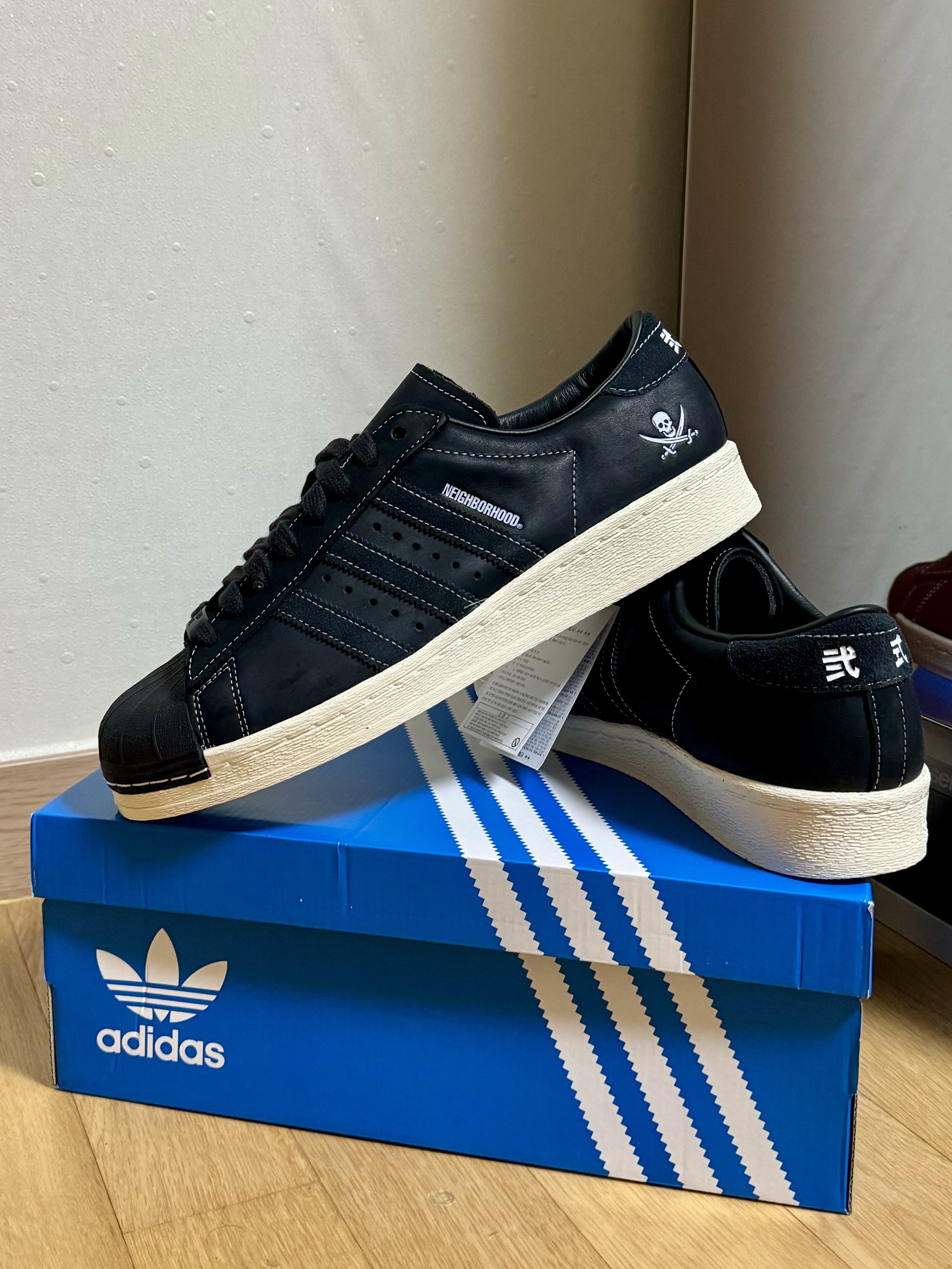 Adidas x Neighborhood Superstar N 2005 Core Black Cloud White 착용 스타일