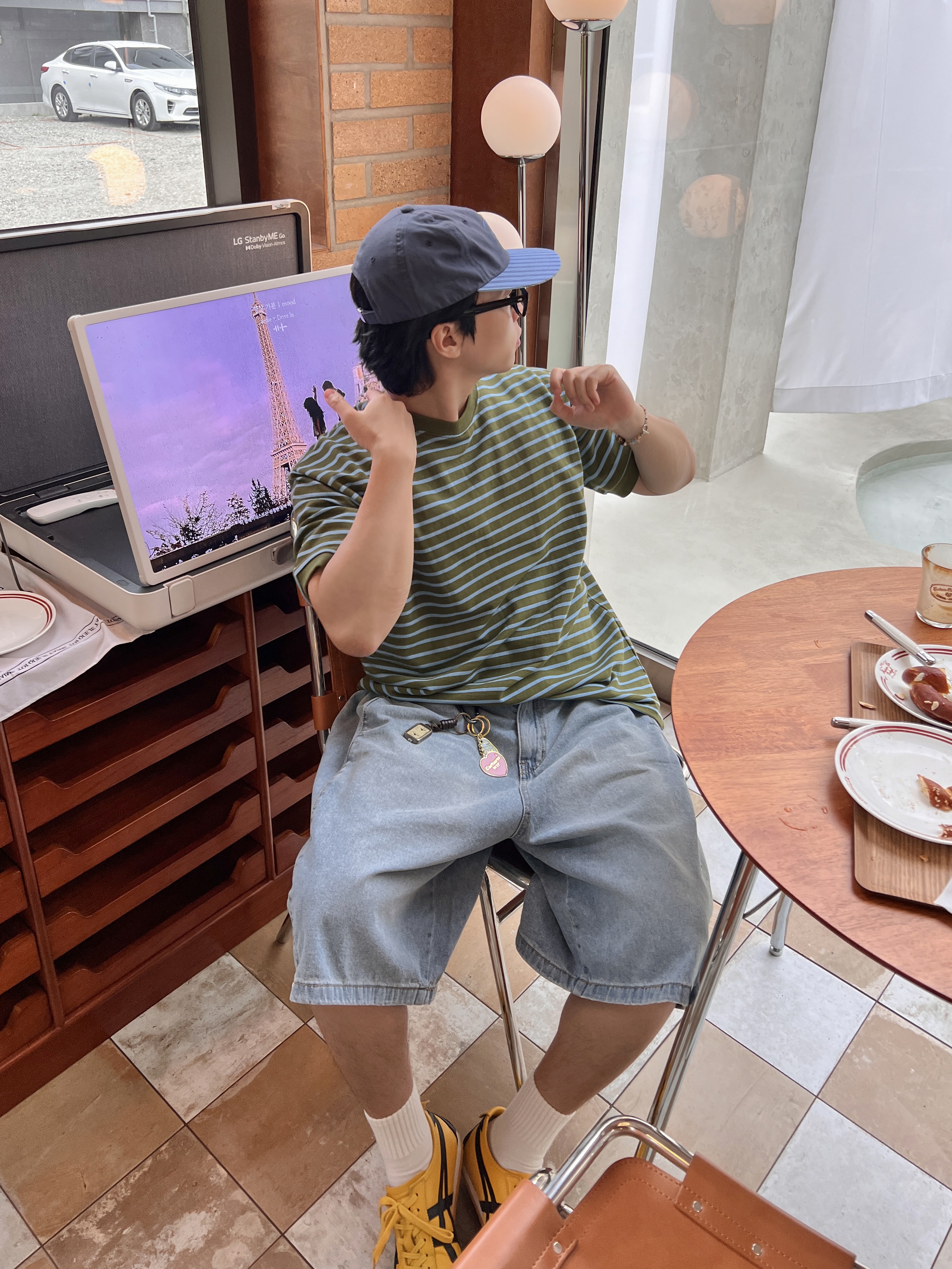 오니츠카 타이거 멕시코 66 옐로우 블랙, 칼하트 WIP 하트 키체인 레드 착용 스타일 - 2