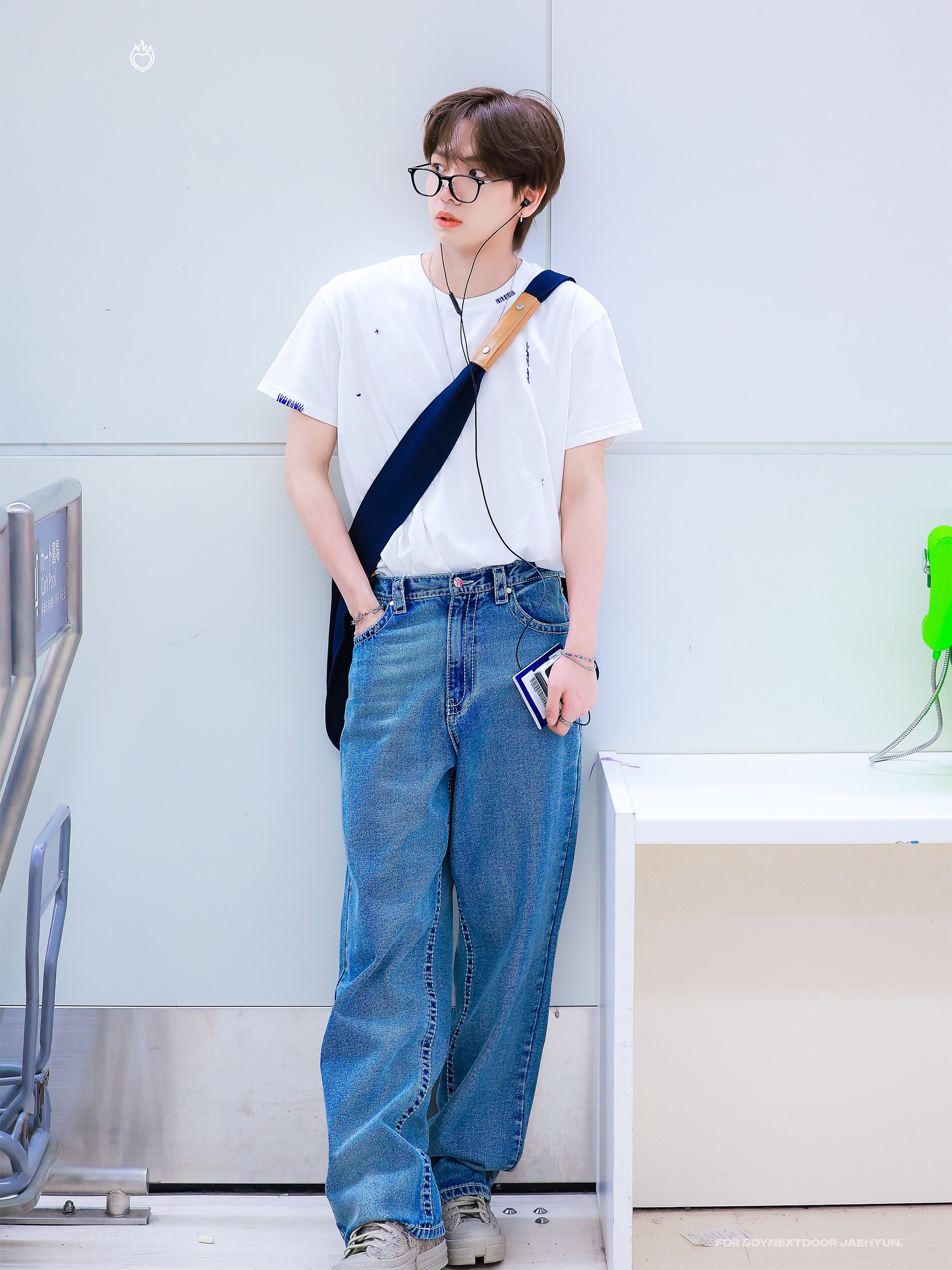 Birthdaysuit Hand Stitch T-Shirt Pink, Birthdaysuit Hand Stitch T-Shirt Sky Blue 착용 스타일 - 2