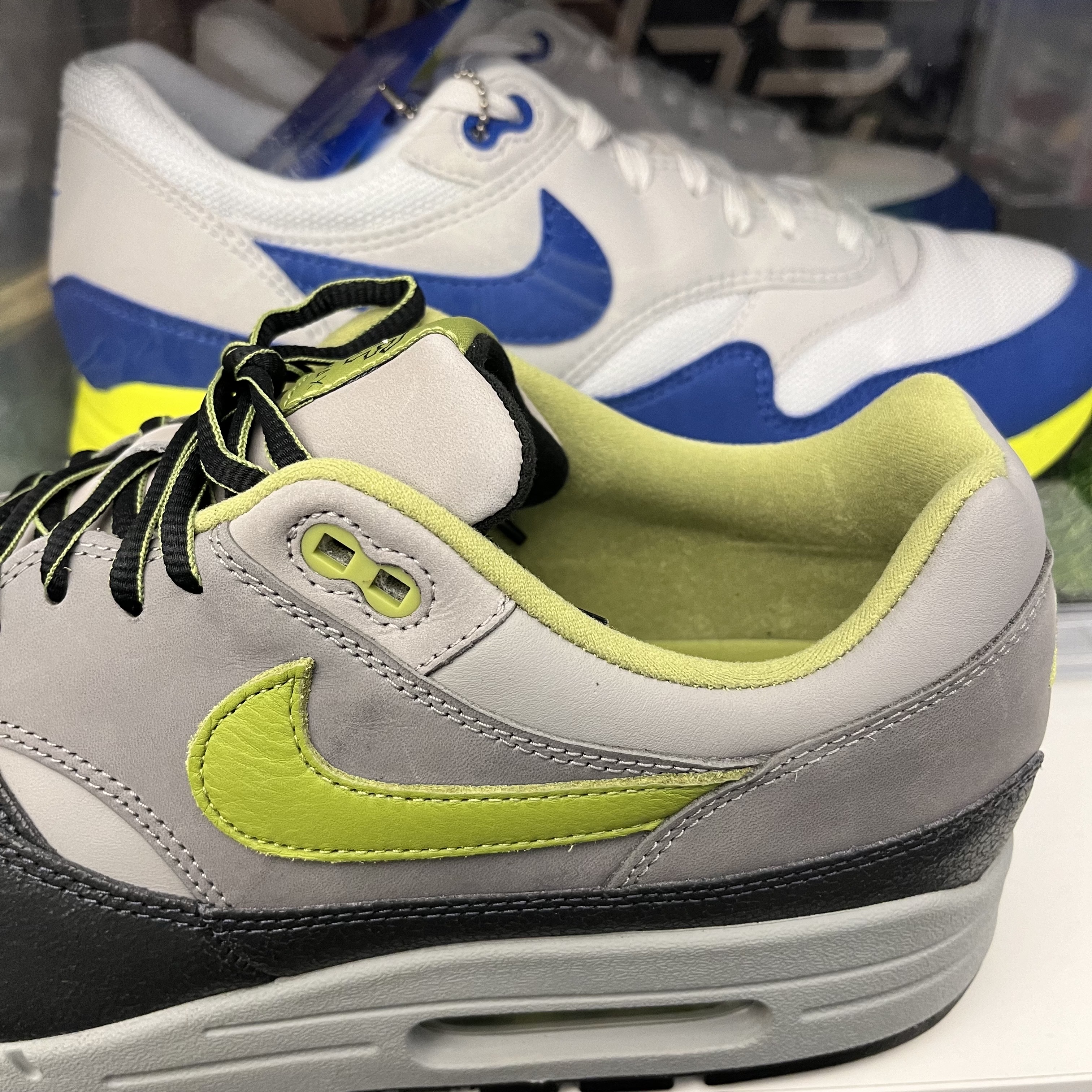 Nike x HUF Air Max 1 SP Anthracite and Medium Grey 착용 스타일 - 3