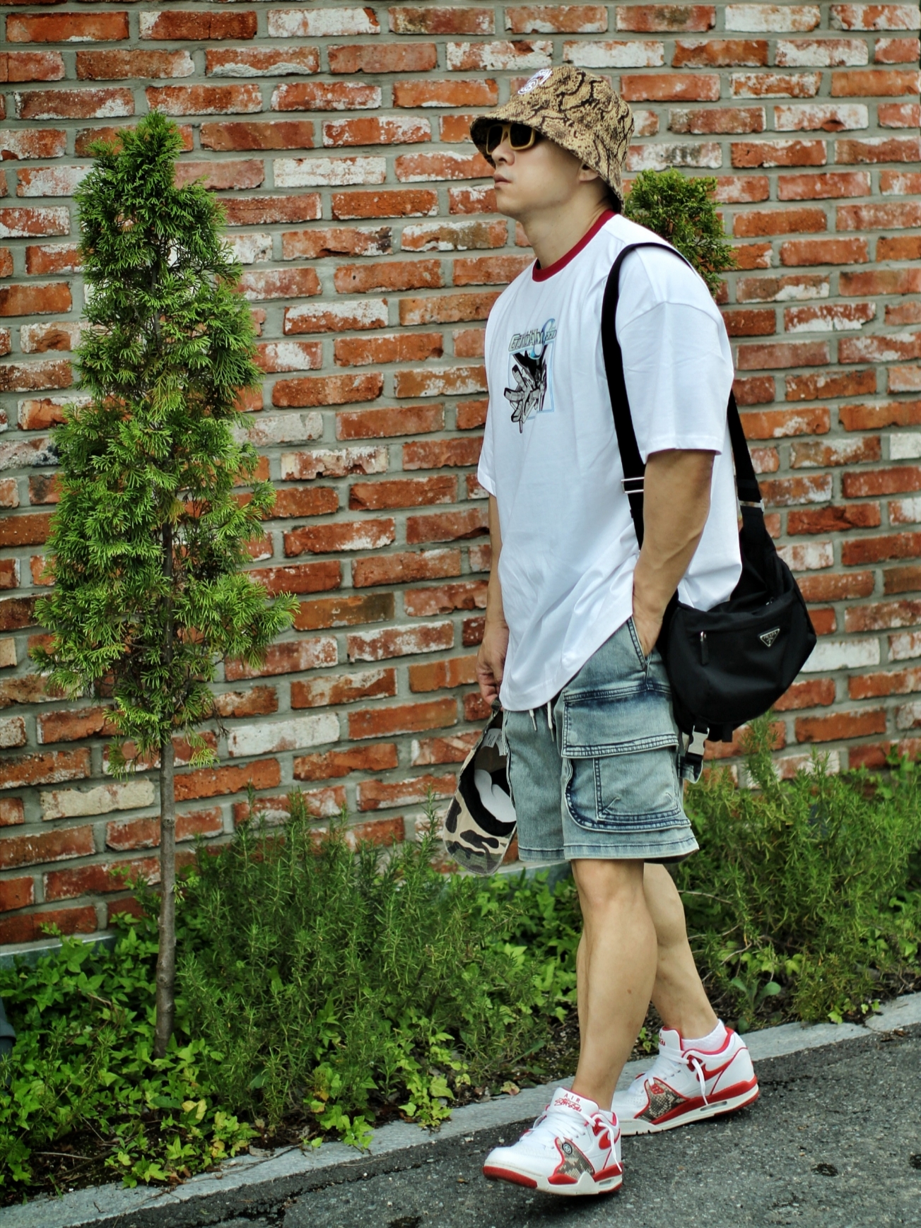 Stussy Stock Lock Deep Bucket Hat Brown, Levi's x Gundam Seed Boxy T-Shirt Starbright White 착용 스타일 - 2