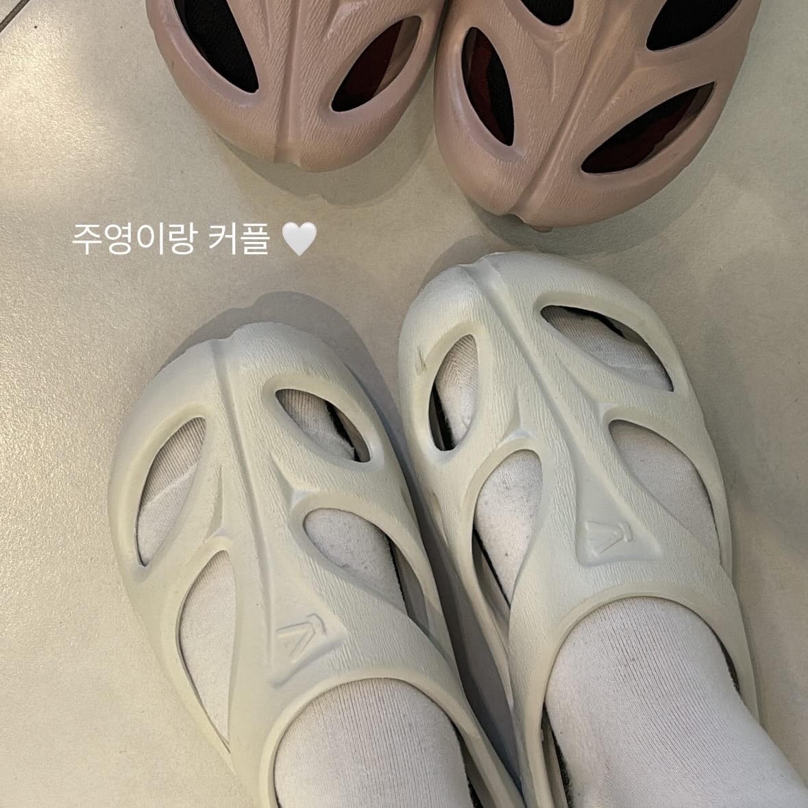 (W) Keen Shanti White Black 착용 스타일 - 1