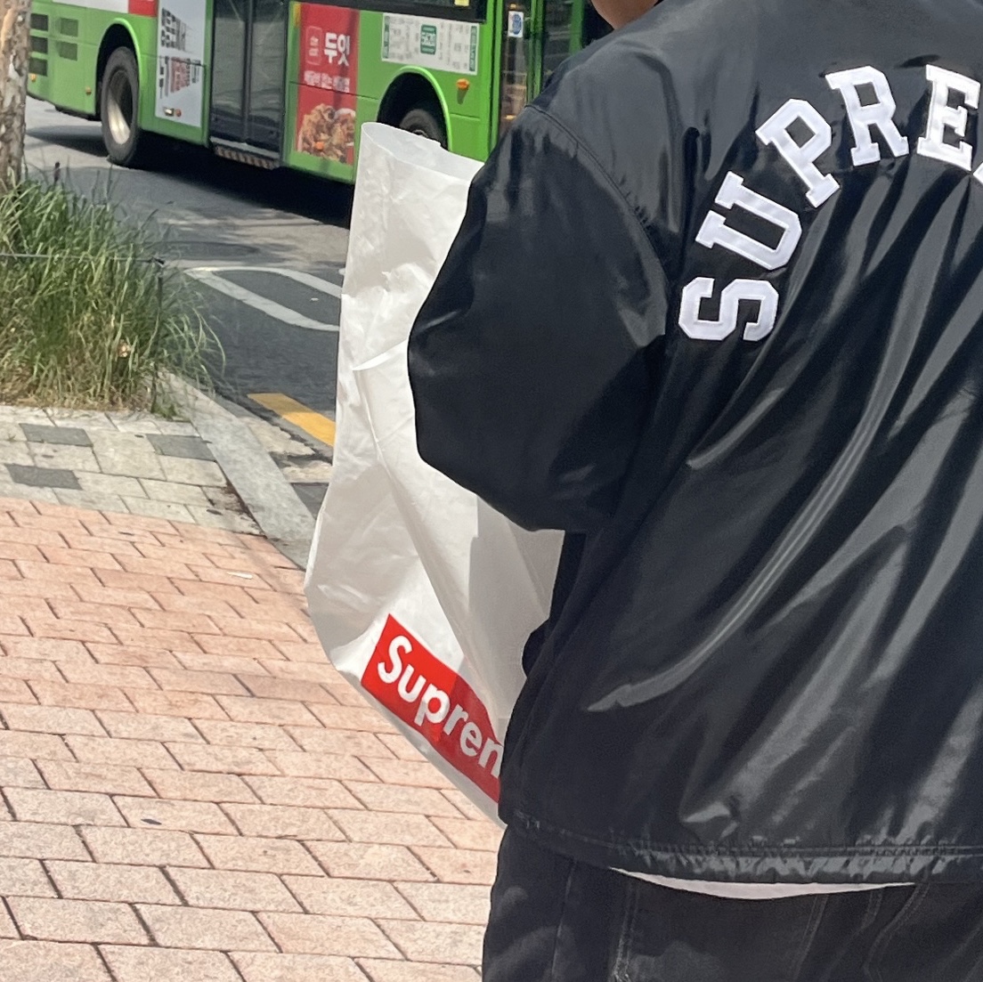 Supreme x Champion Coaches Jacket Black - 24SS 착용 스타일
