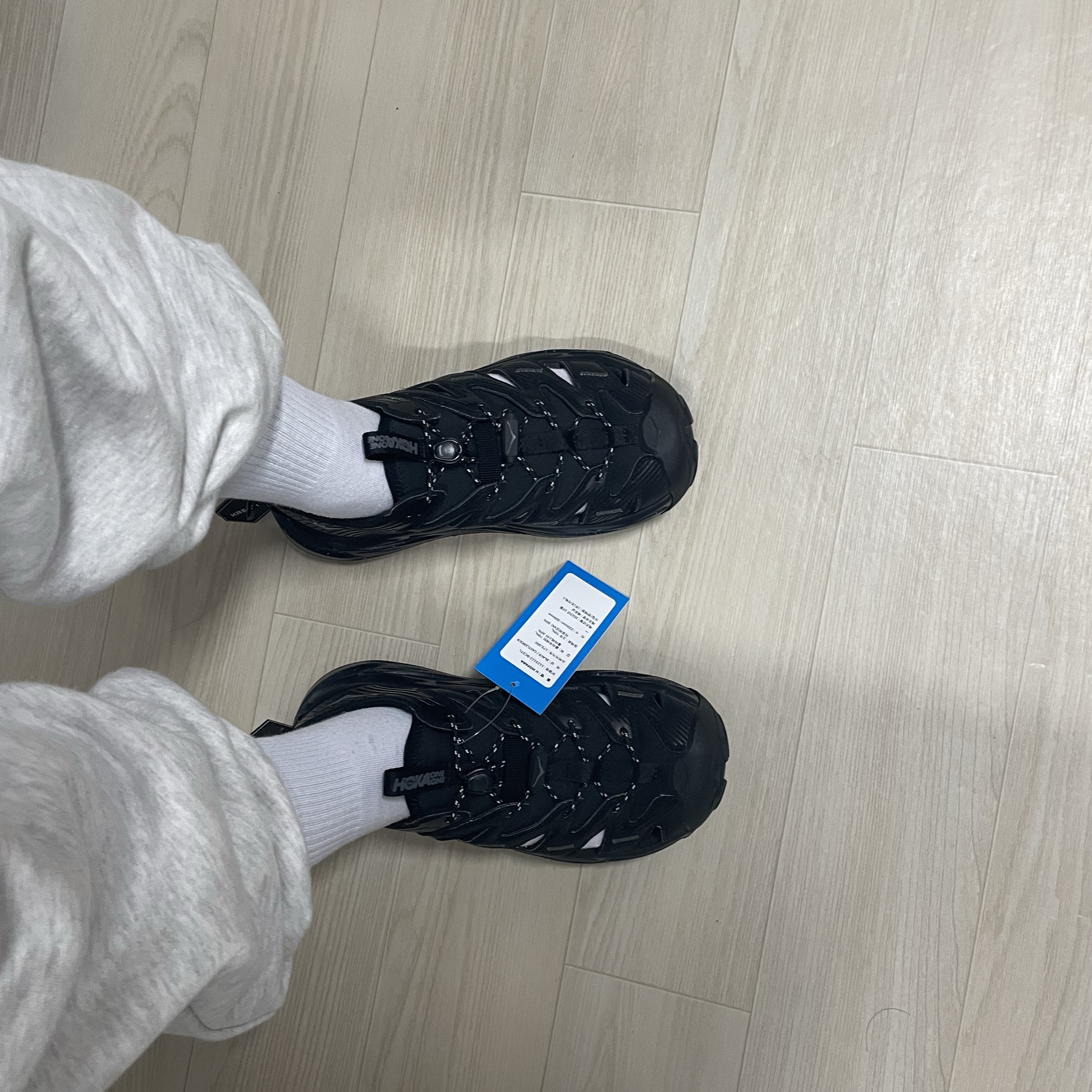 Hoka Hopara Black Castle Rock 착용 스타일