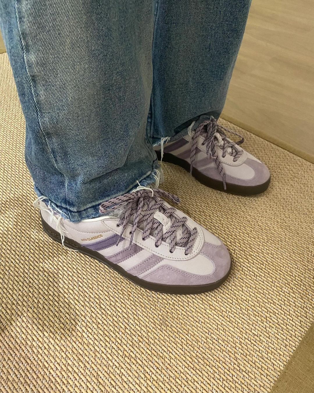 Adidas Samba OG Orange Rush, Adidas Spezial Handball Bright Red Clear Pink 착용 스타일 - 4