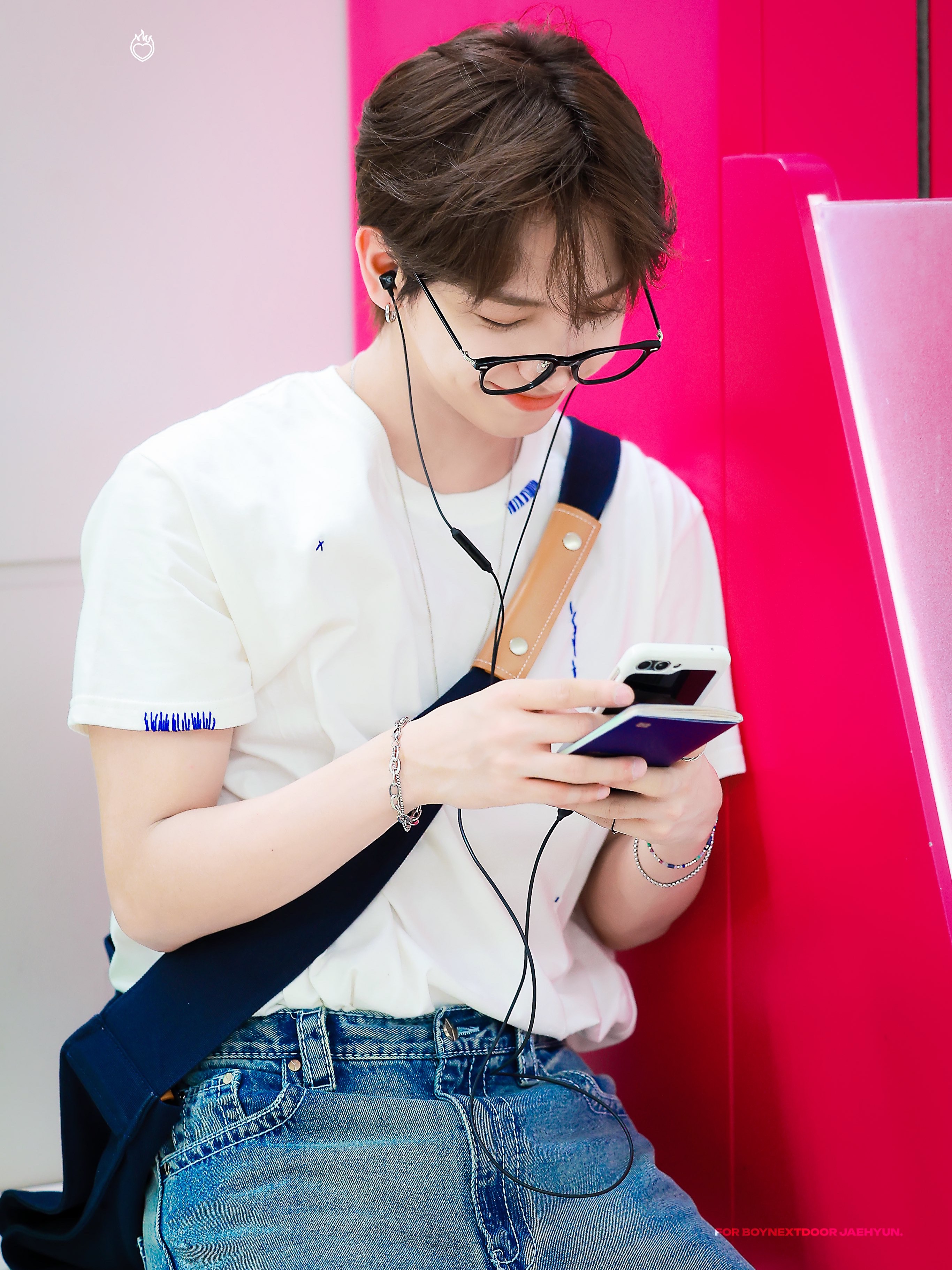 Birthdaysuit Hand Stitch T-Shirt Pink, Birthdaysuit Hand Stitch T-Shirt Sky Blue 착용 스타일 - 5