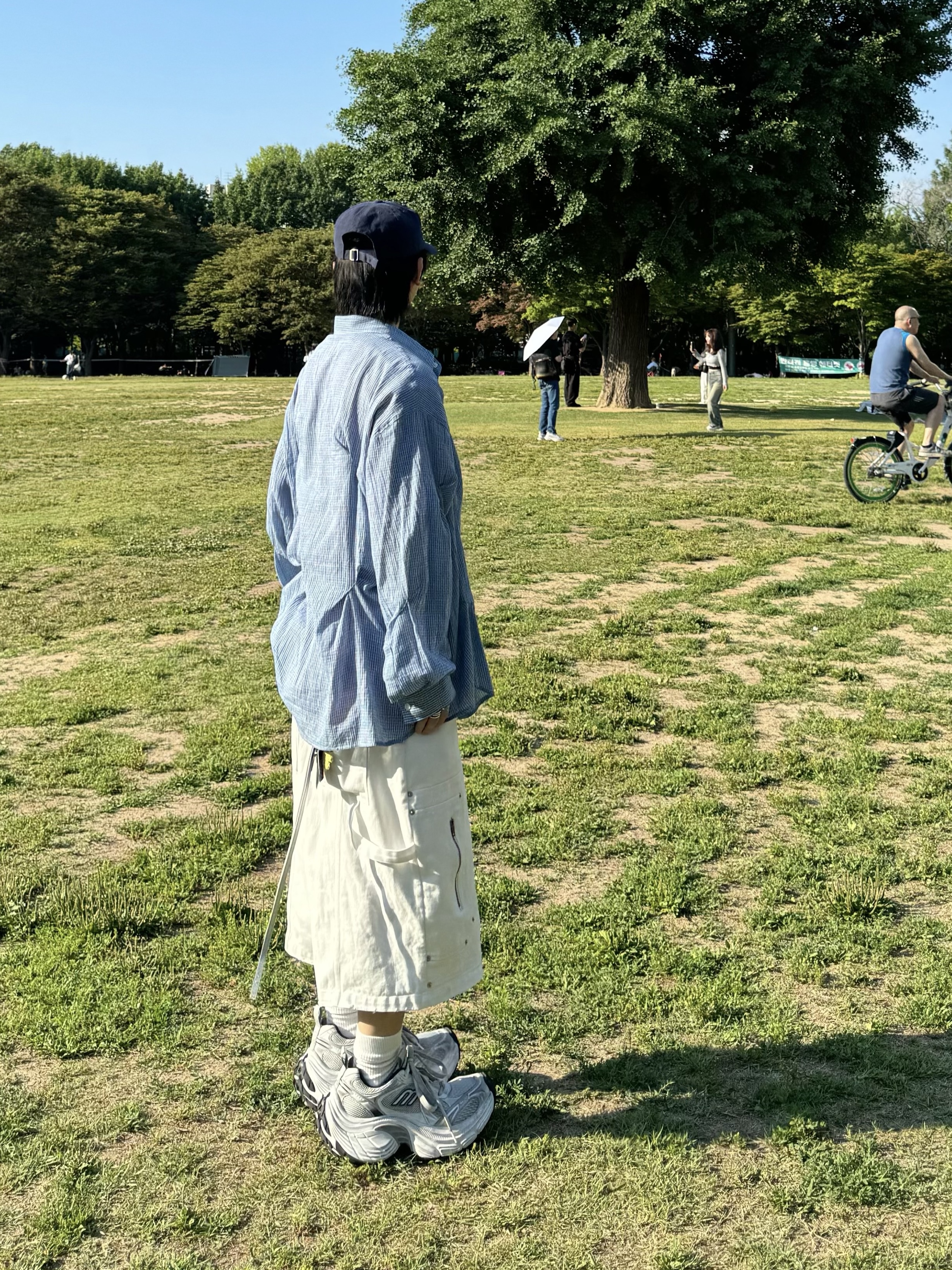 Nos Couleurs x Koin Rivet Carpenter Shorts White, Balenciaga 10XL Sneakers White Grey Silver Black 착용 스타일 - 5