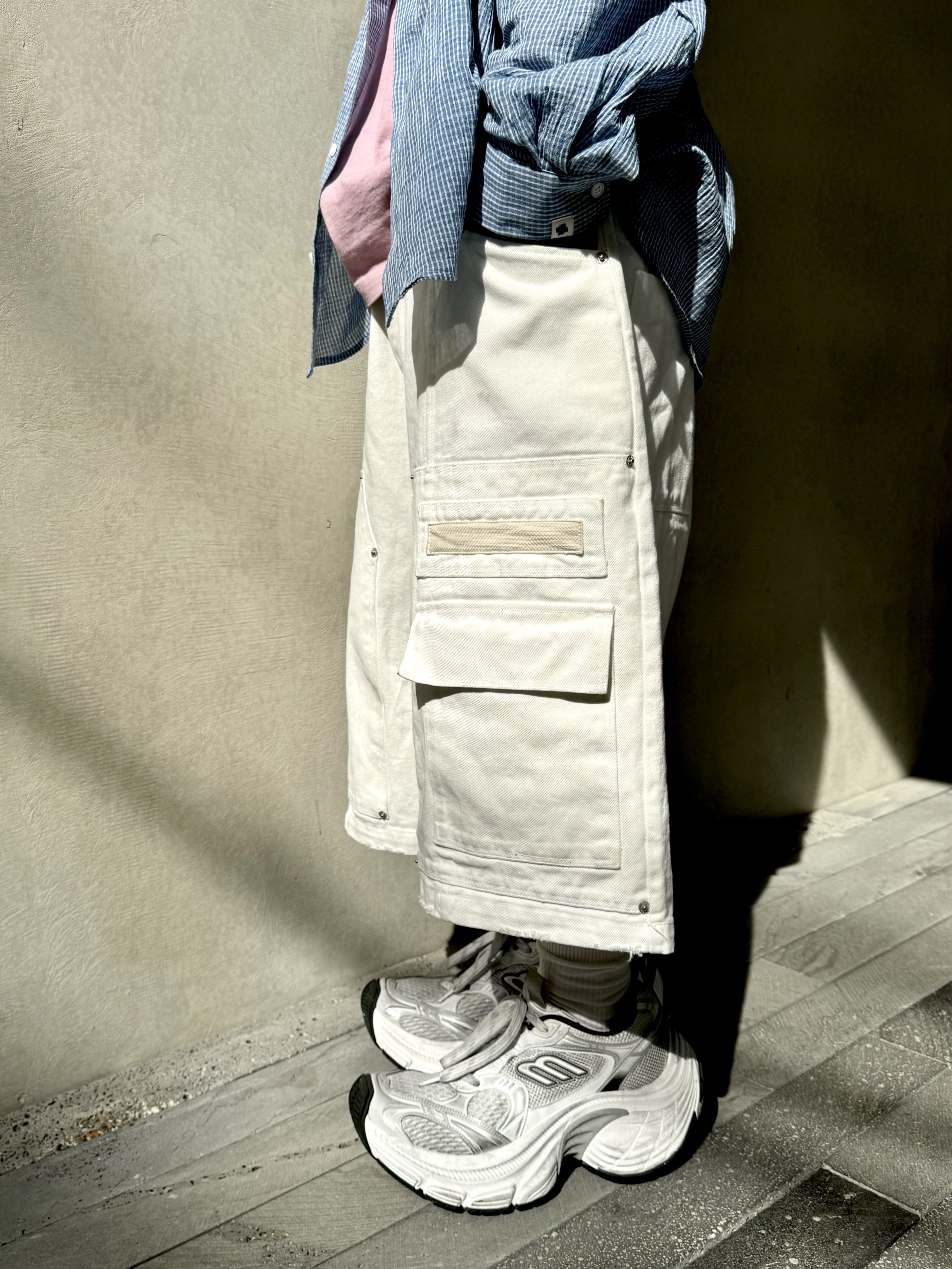 Nos Couleurs x Koin Rivet Carpenter Shorts White, Balenciaga 10XL Sneakers White Grey Silver Black 착용 스타일 - 2