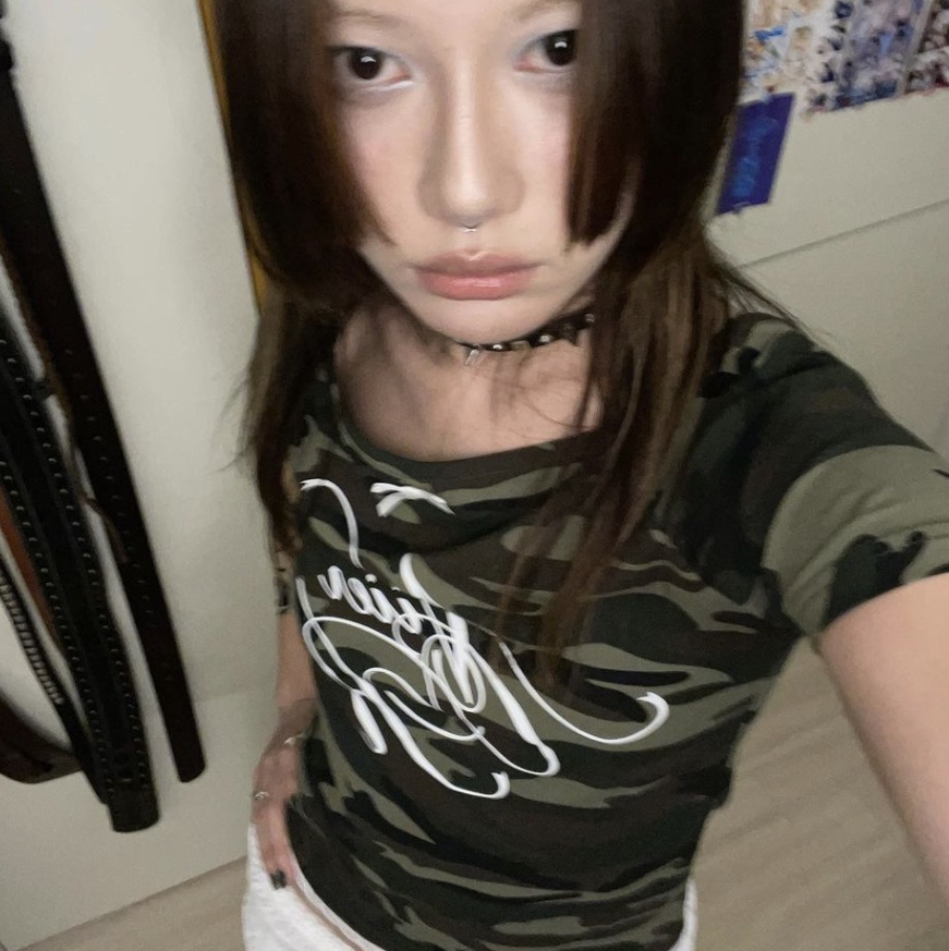NIIER NOR Lace Off Shoulder Crop Top Camo, NIIER NOR Lace Off Shoulder Crop Top Black 착용 스타일