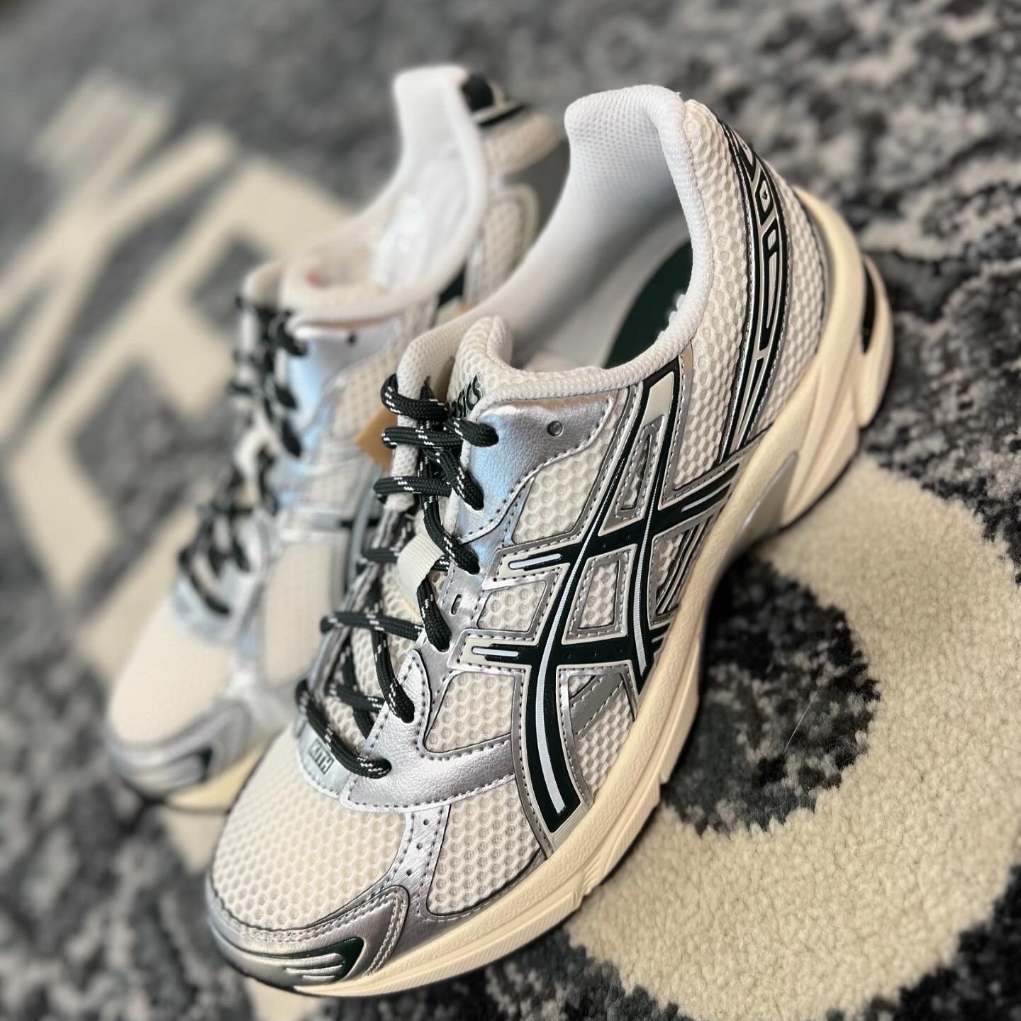Asics x Kith Gel-1130 Cream Scarab 착용 스타일