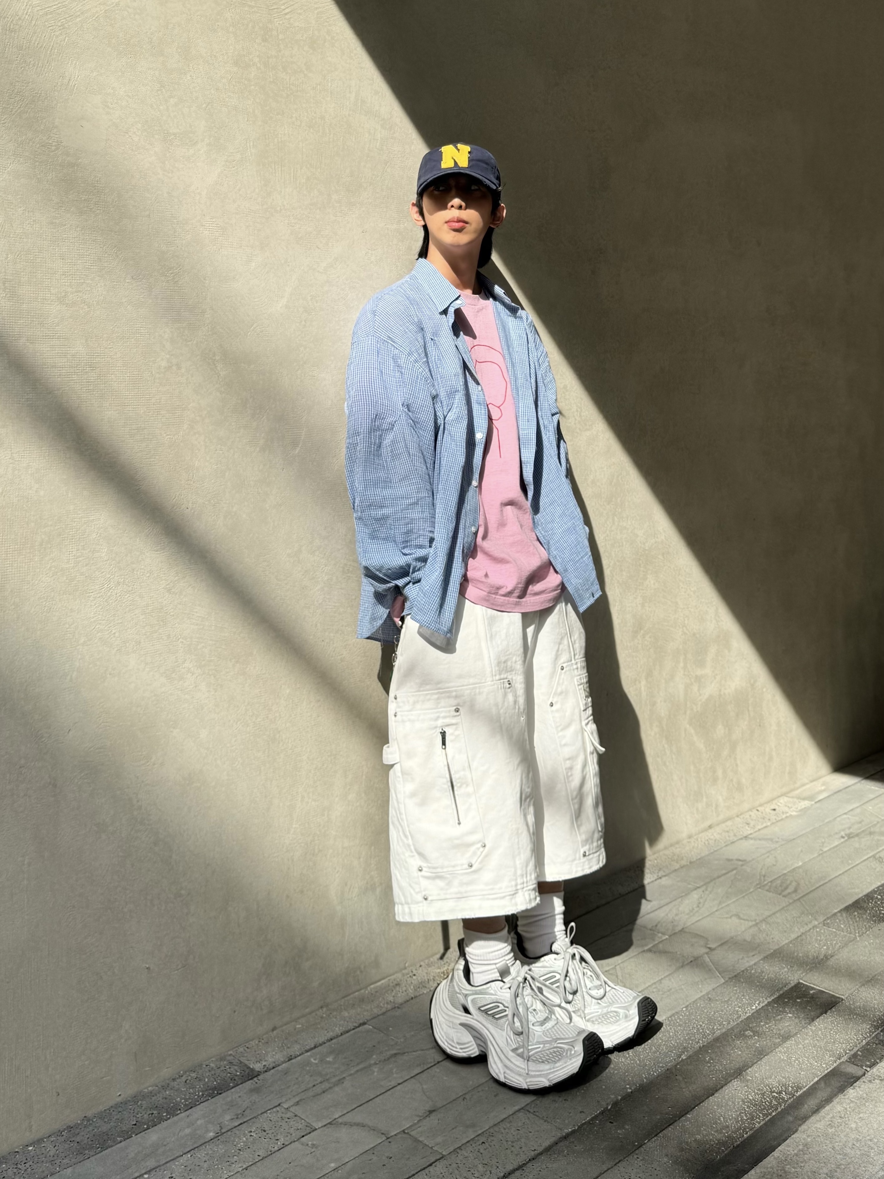 Nos Couleurs x Koin Rivet Carpenter Shorts White, Balenciaga 10XL Sneakers White Grey Silver Black 착용 스타일 - 4