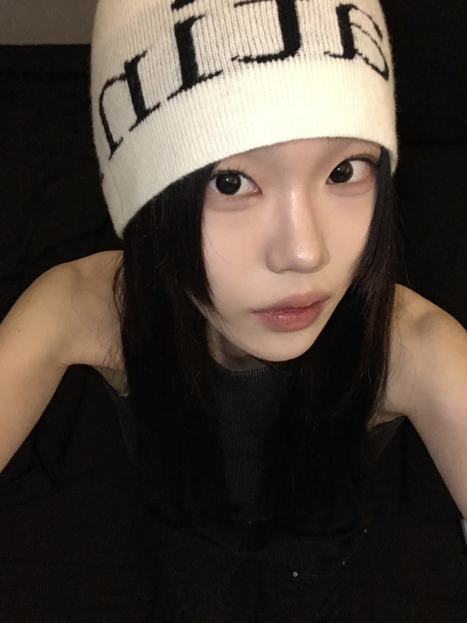 Matin Kim Logo Jacquard Short Beanie White, Nike Air Force 1 '07 Low Triple Black 착용 스타일 - 1