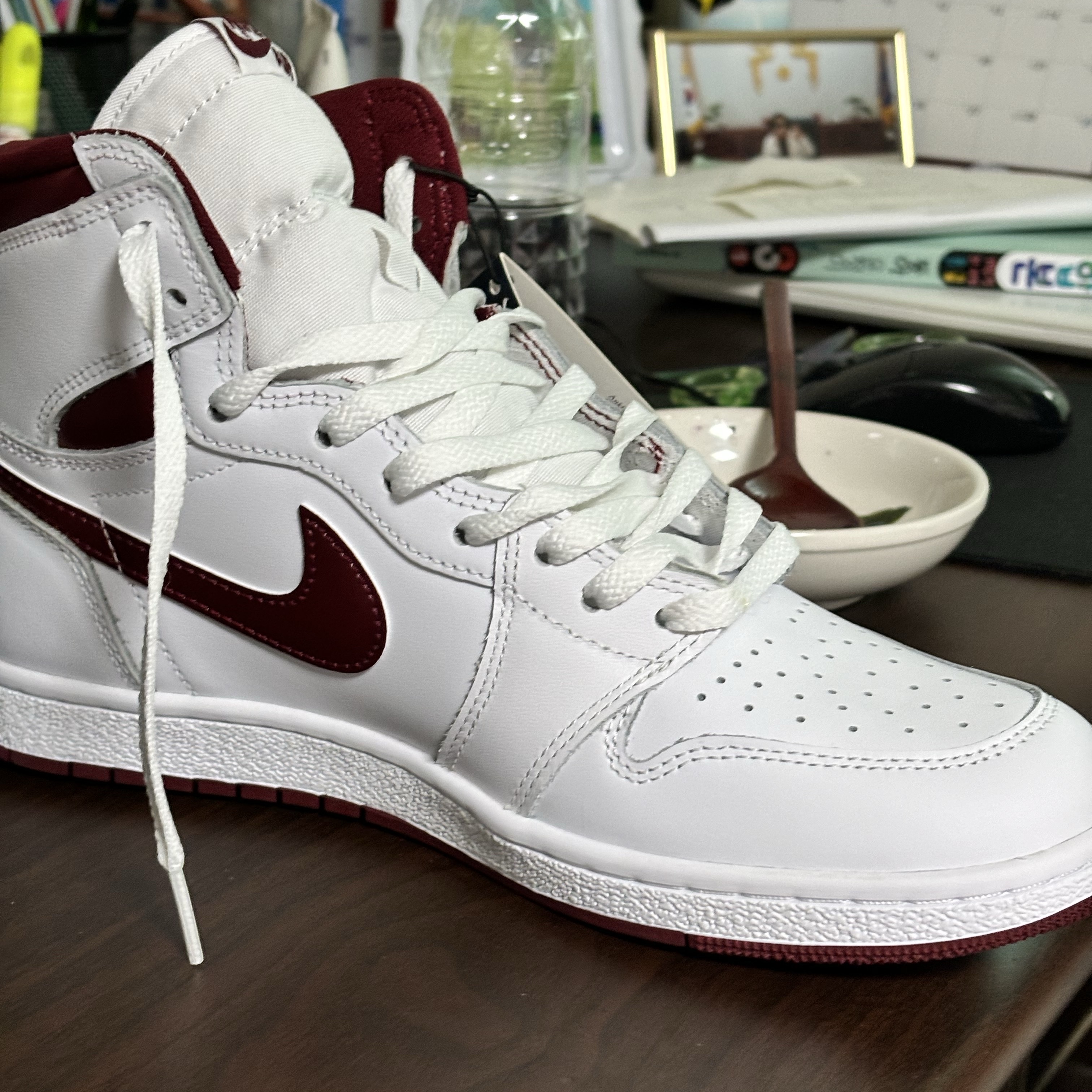 Jordan 1 High 85 Metallic Burgundy 착용 스타일 - 3