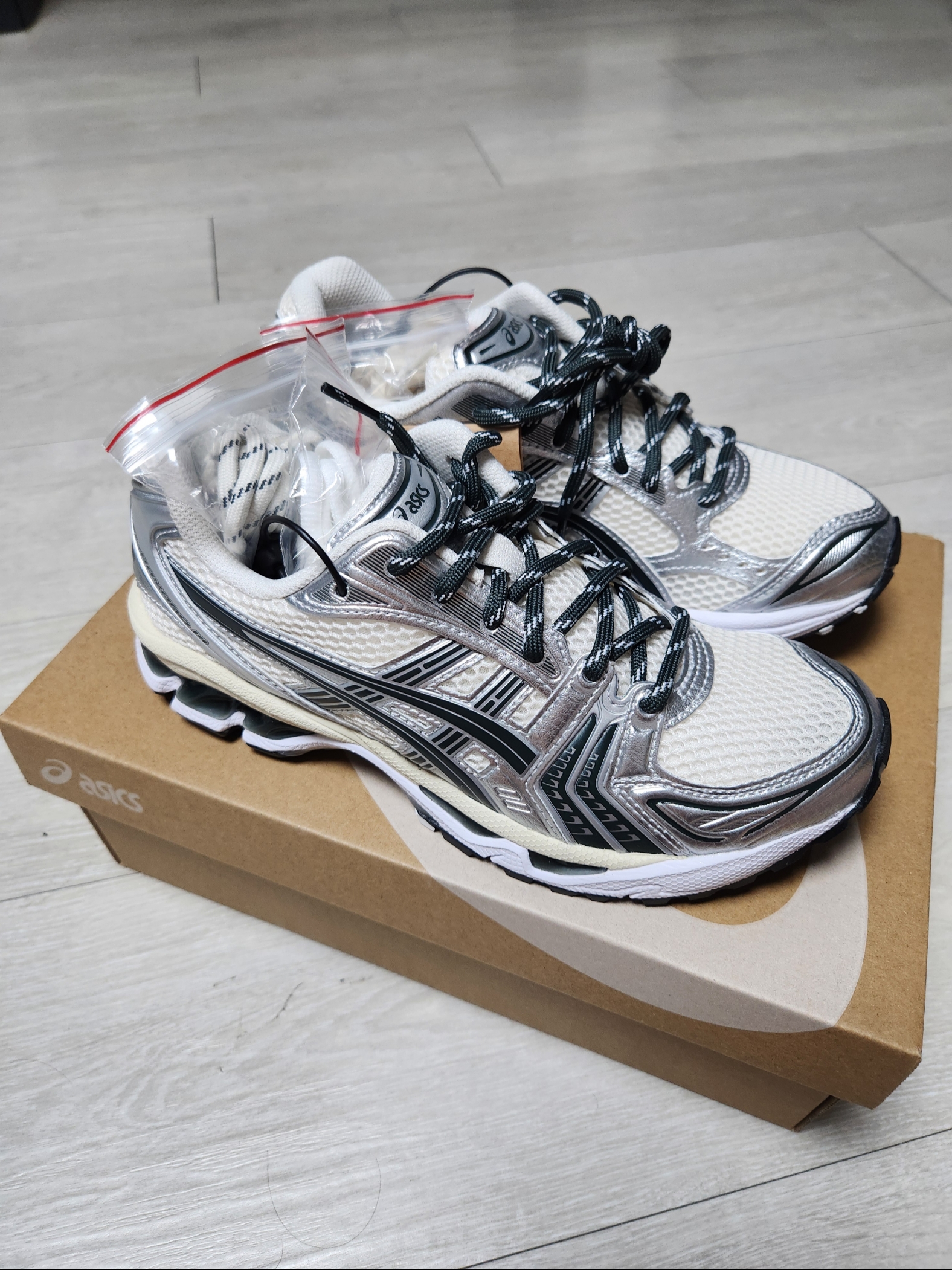 Asics x Kith Gel-Kayano 14 Cream Scarab, New Balance x Stone Island 574 Legacy Light Green 착용 스타일 - 2