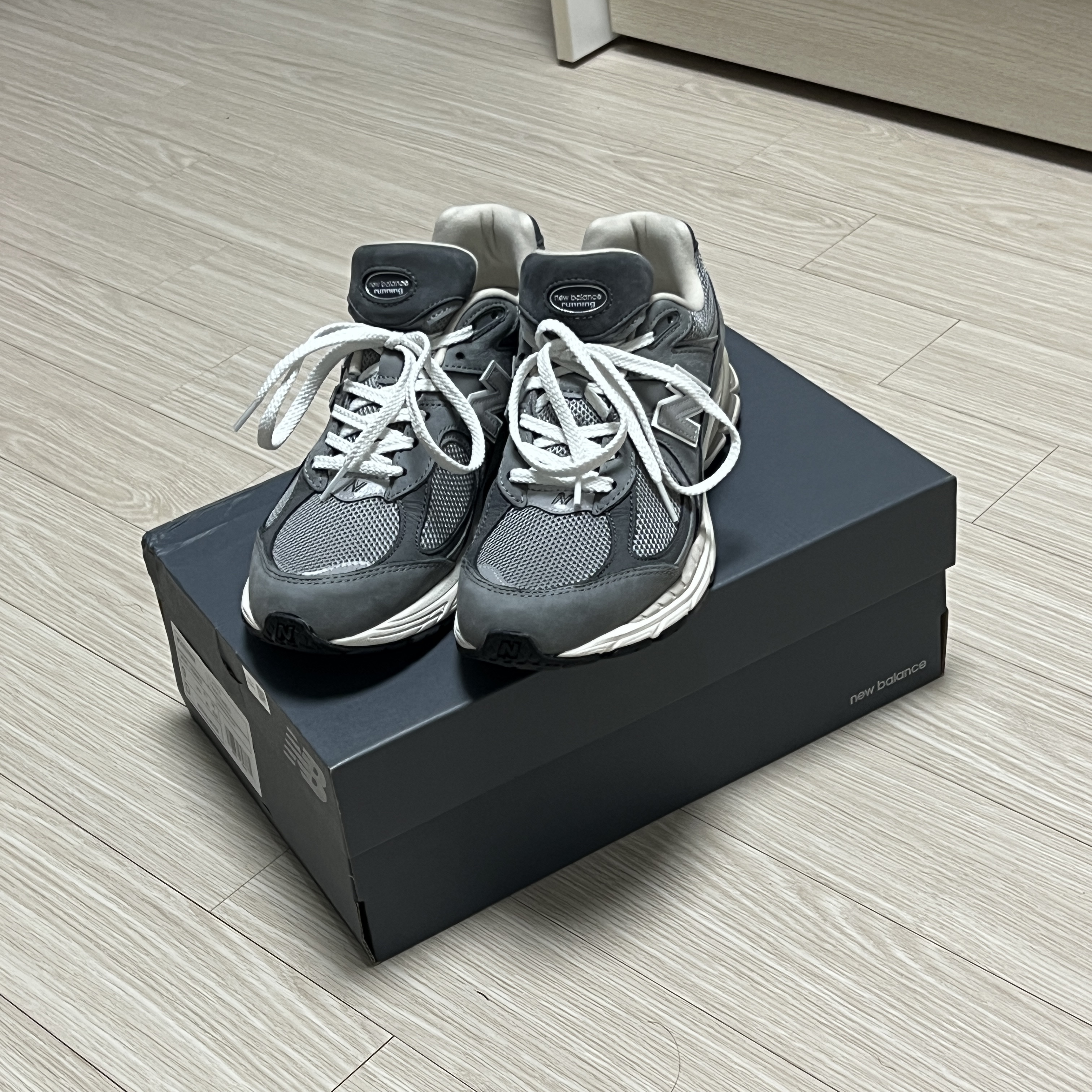 New Balance 2002R Premium Vintage Grey 착용 스타일