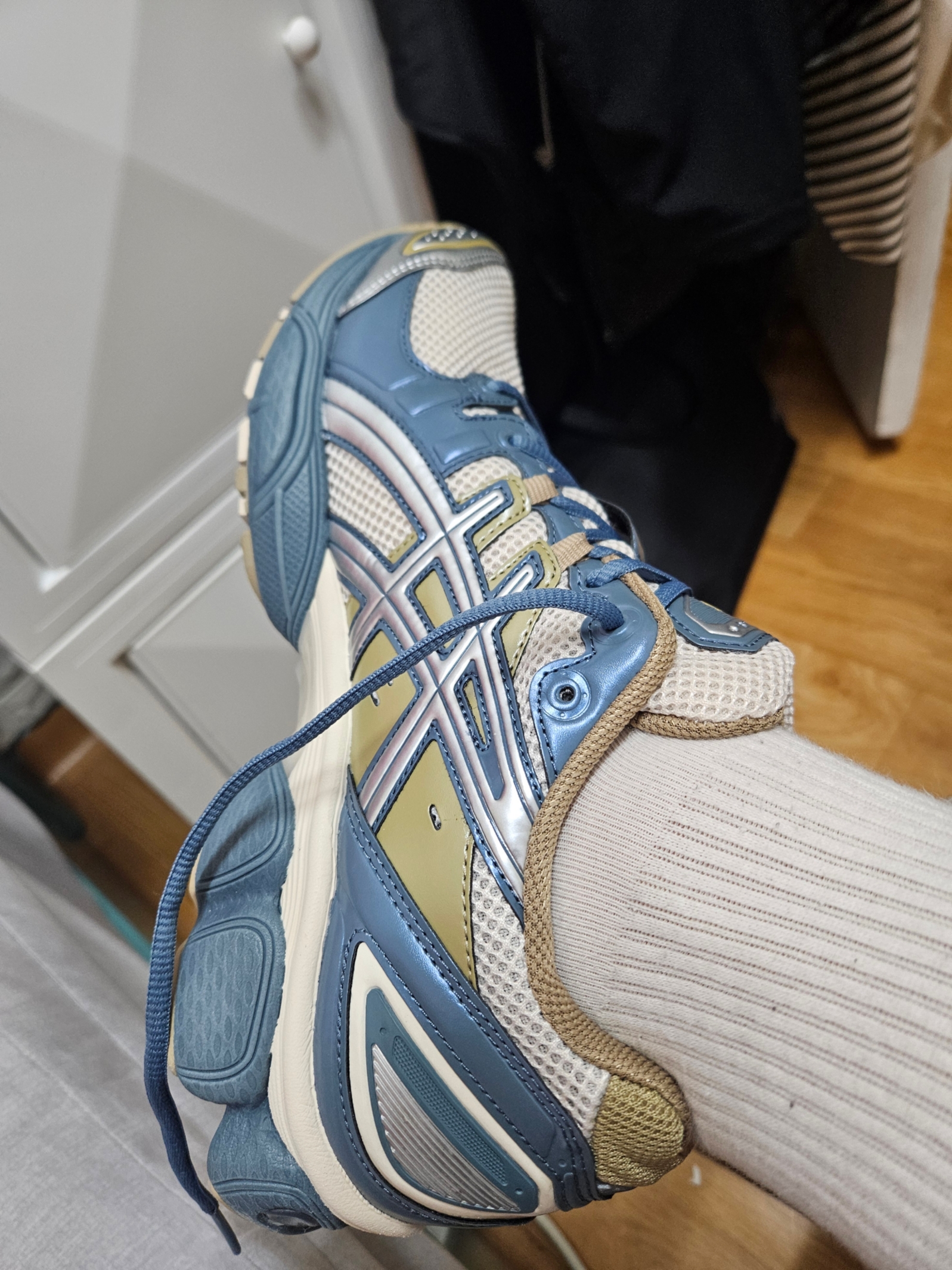 Asics Gel-Nimbus 9 Oatmeal Ironclad 착용 스타일 - 2