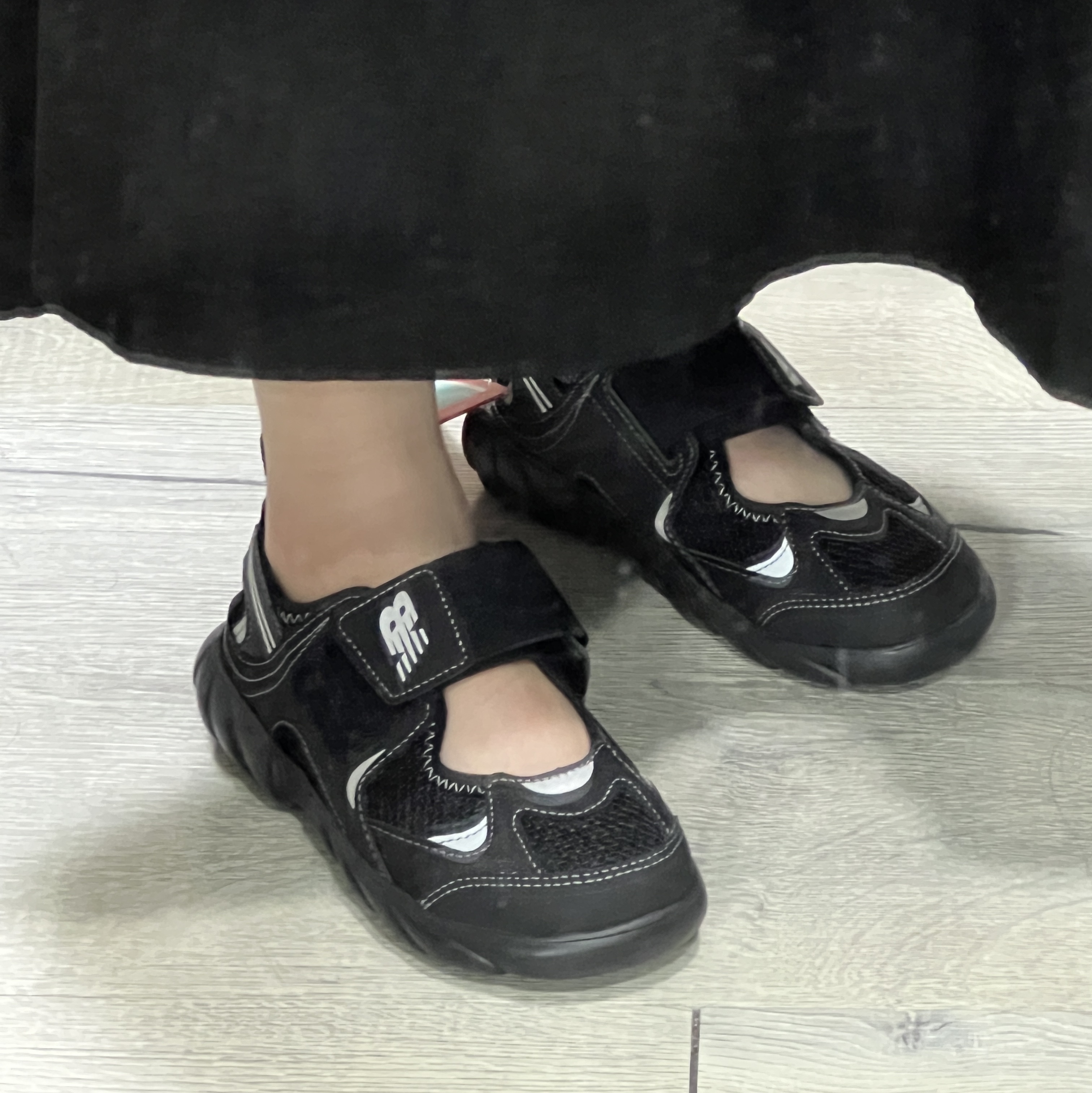 (Kids) New Balance Freedle 920 Sandal Black 착용 스타일