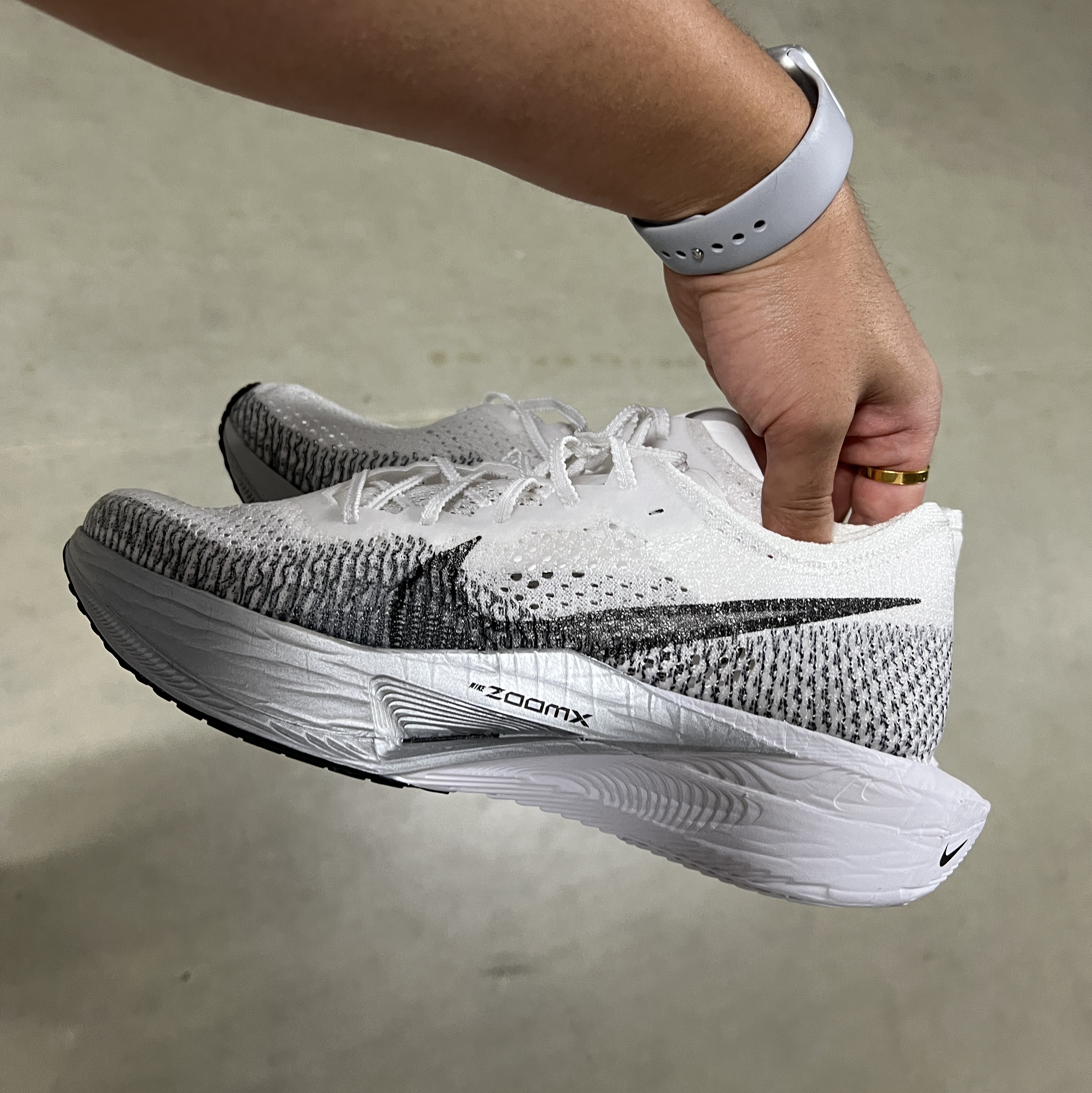 Nike ZoomX Vaporfly Next% 3 White Grey 착용 스타일 - 2