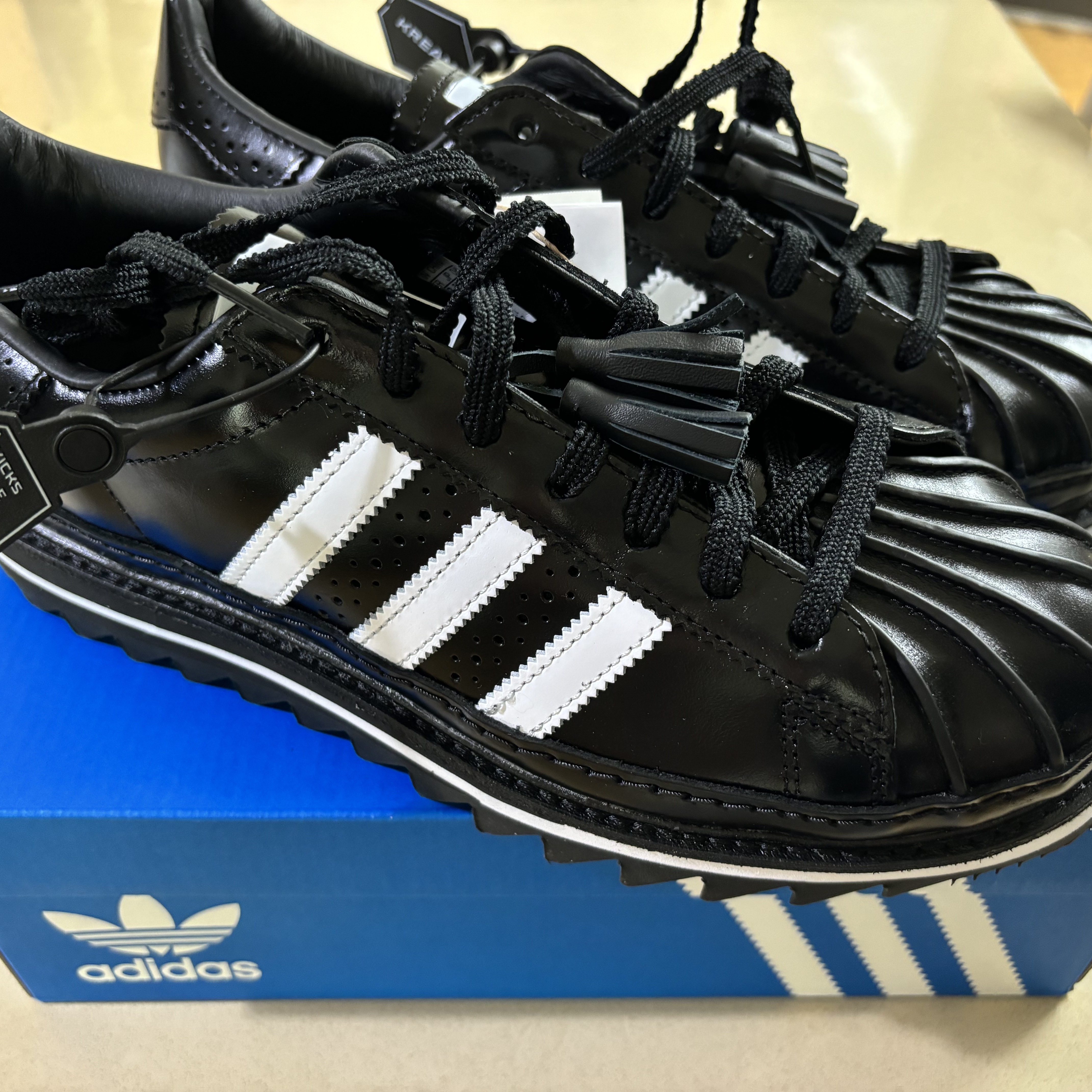 Adidas x Clot Superstar Core Black Cloud White 착용 스타일