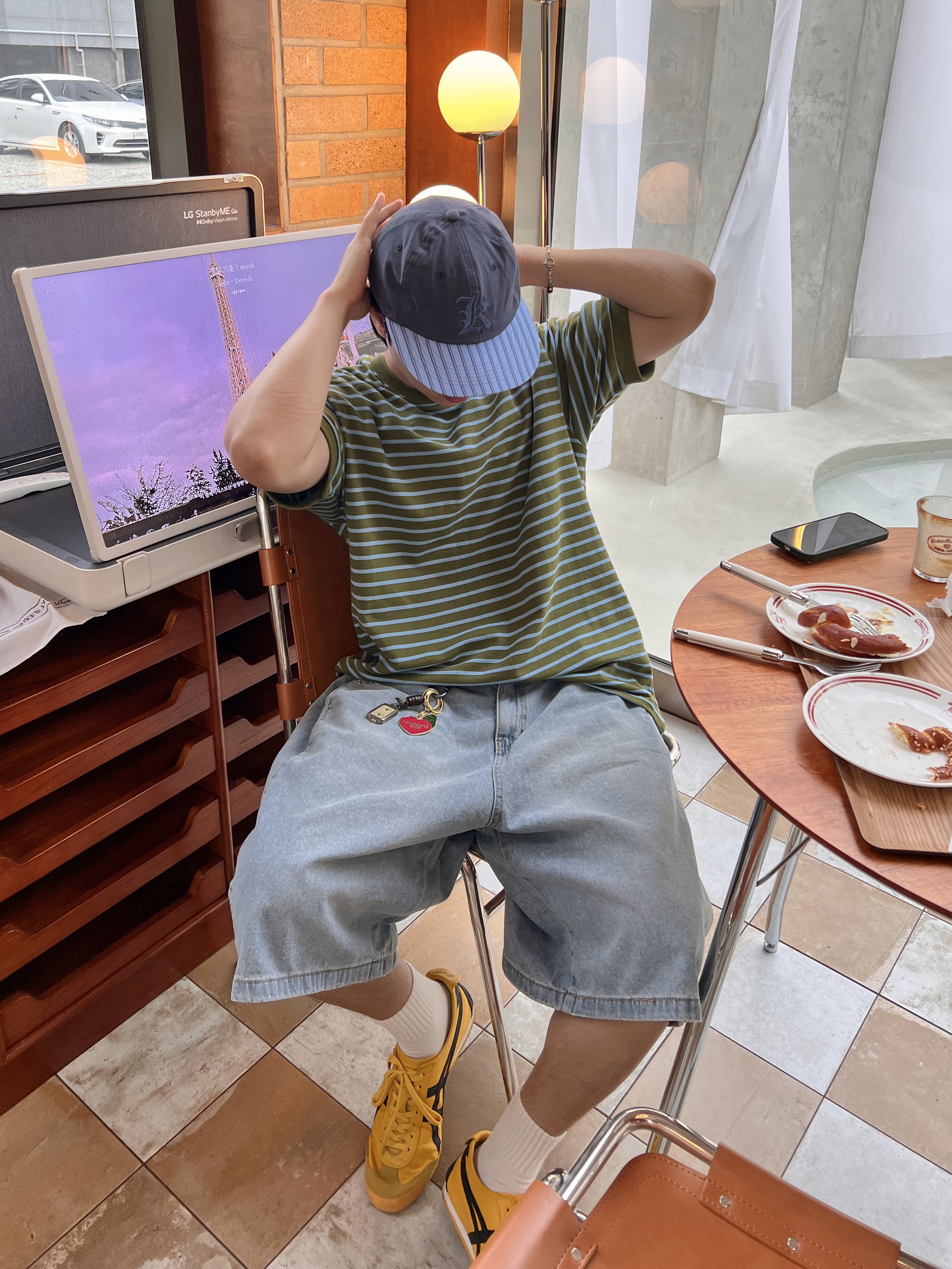 오니츠카 타이거 멕시코 66 옐로우 블랙, 칼하트 WIP 하트 키체인 레드 착용 스타일 - 1
