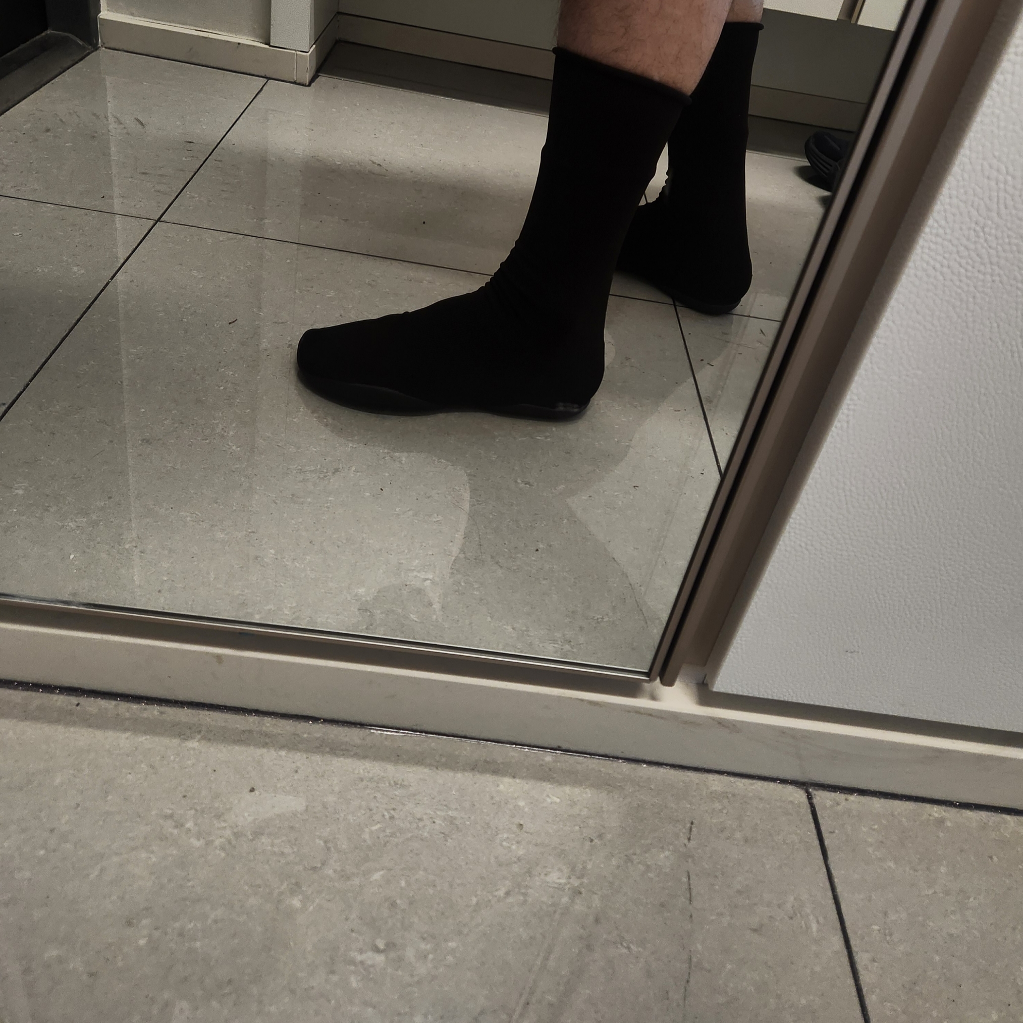 Yeezy YZY Pods Black 착용 스타일 - 1