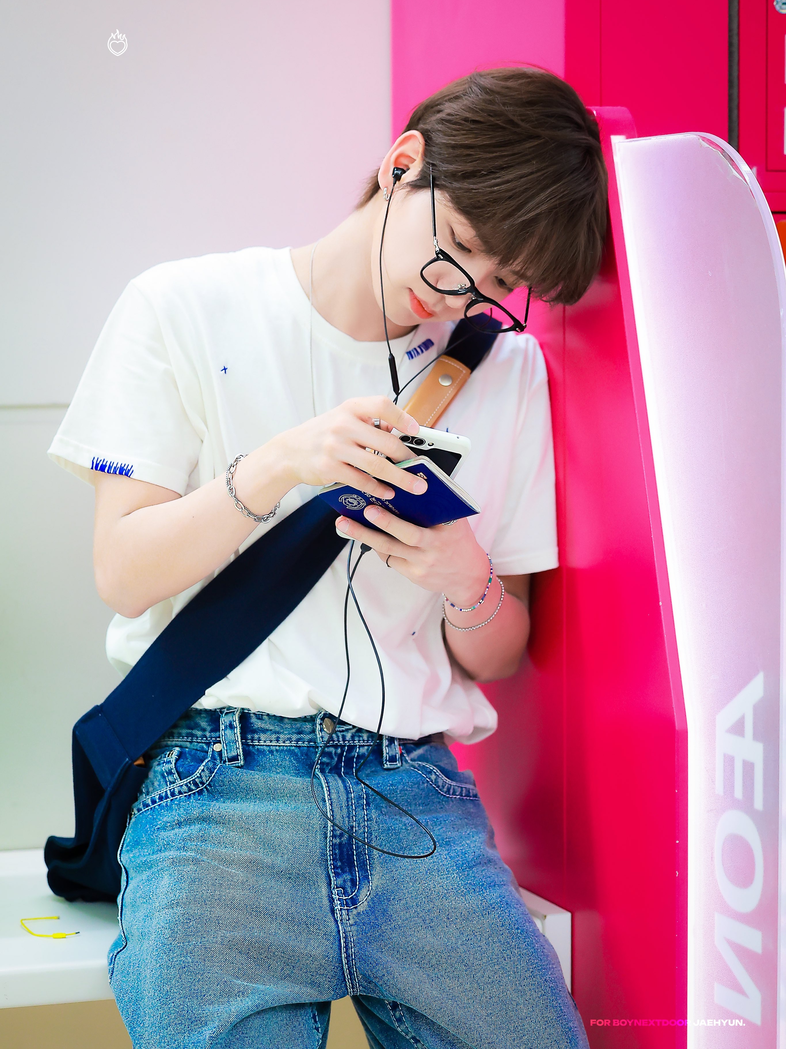 Birthdaysuit Hand Stitch T-Shirt Pink, Birthdaysuit Hand Stitch T-Shirt Sky Blue 착용 스타일 - 4