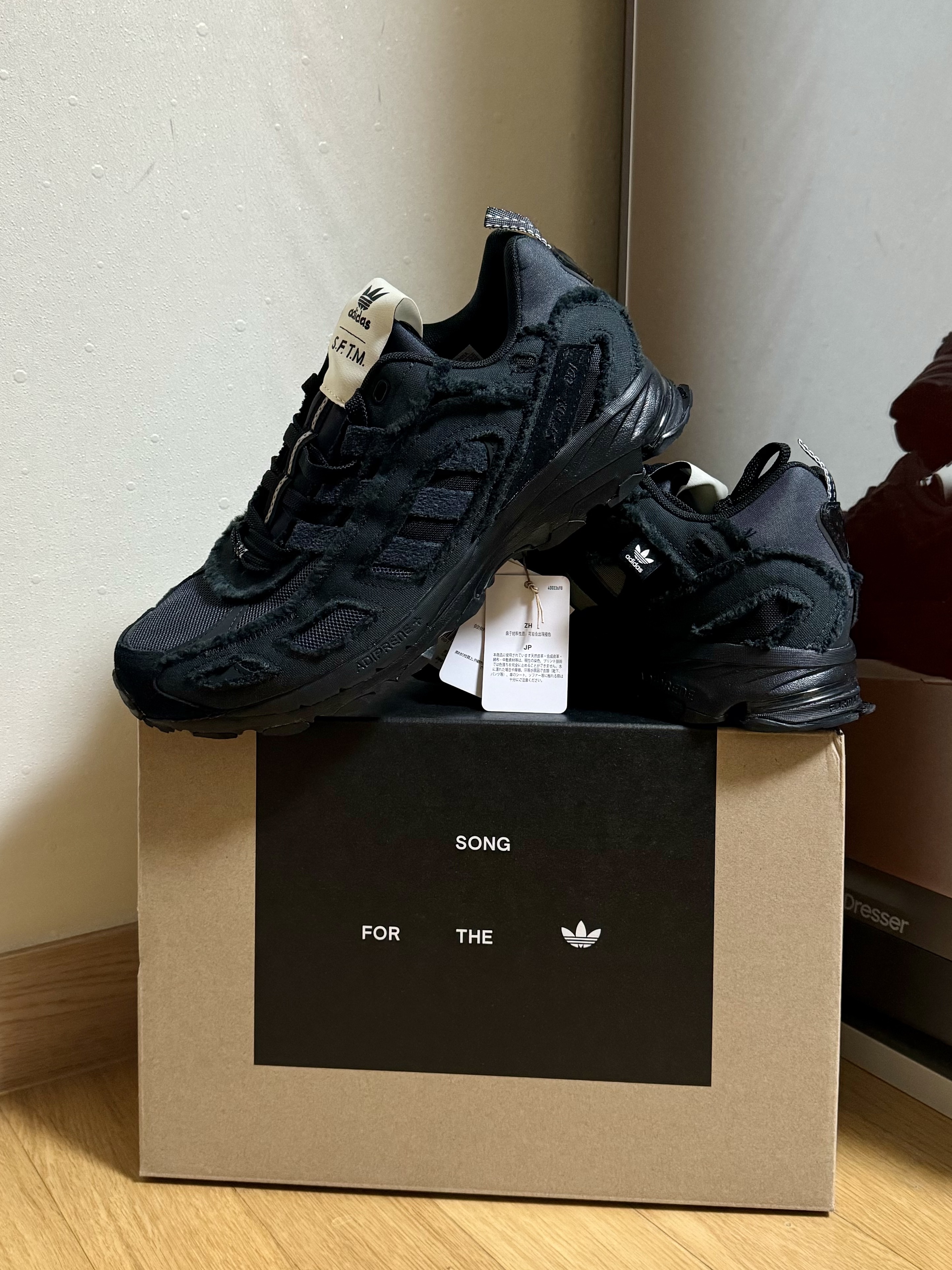 Adidas x Song for the Mute Shadowturf Core Black Night Grey 착용 스타일