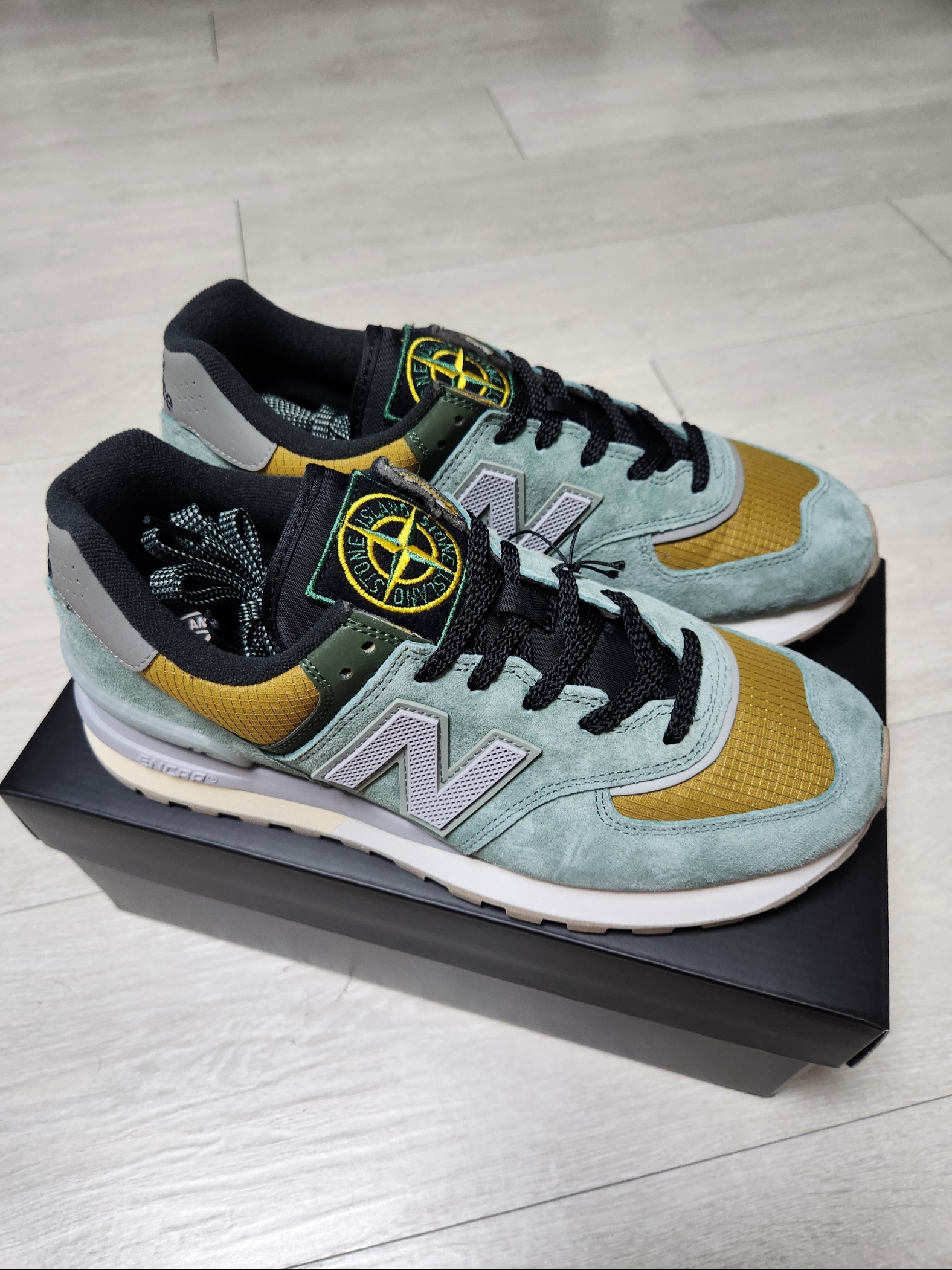 Asics x Kith Gel-Kayano 14 Cream Scarab, New Balance x Stone Island 574 Legacy Light Green 착용 스타일 - 3